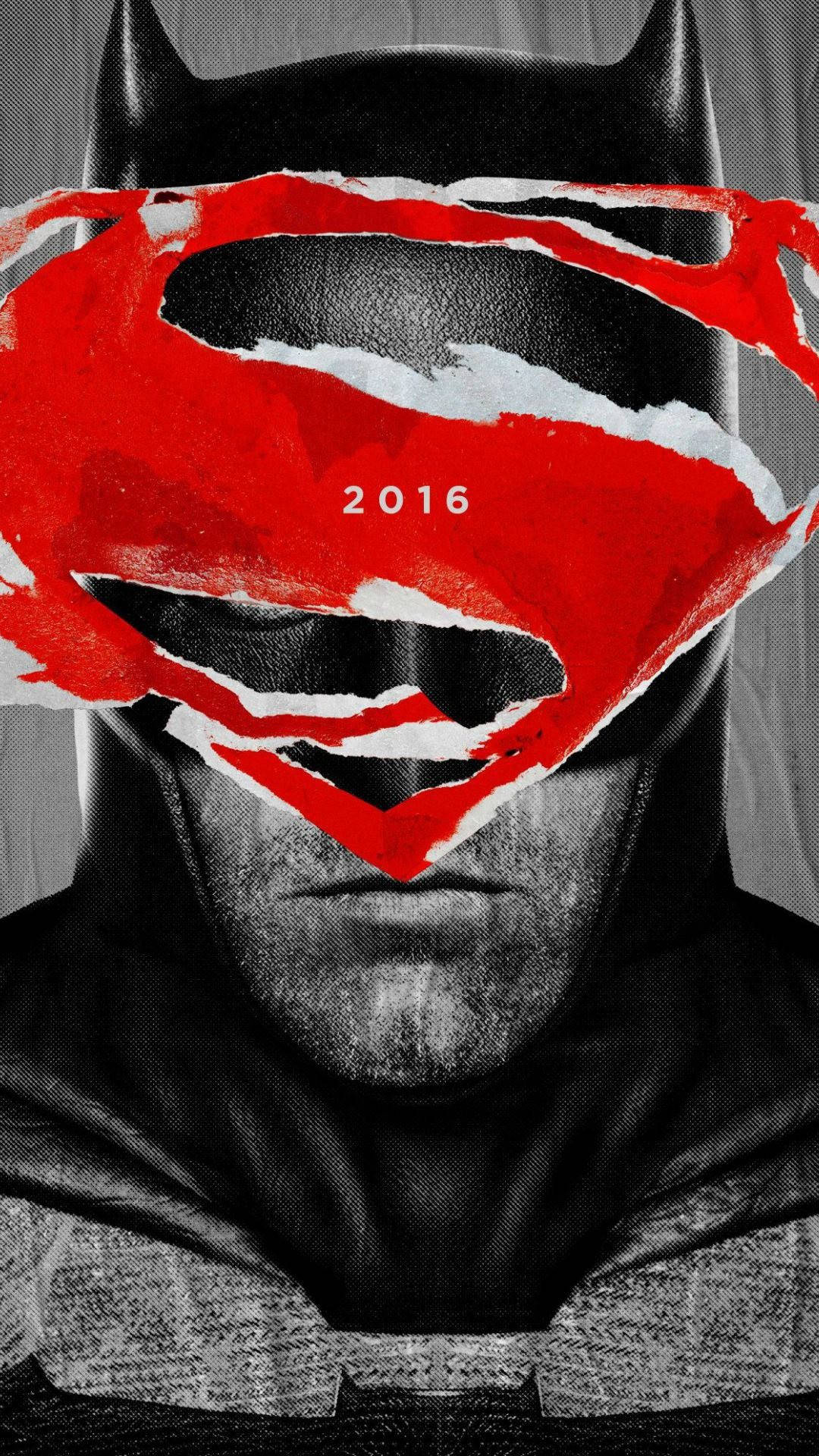 superman symbol iPhone 桌布 壁紙 — 蝙蝠俠的臉被一個撕裂的紅色超人標誌遮蓋，中間有「2016」，採用灰階紋理。