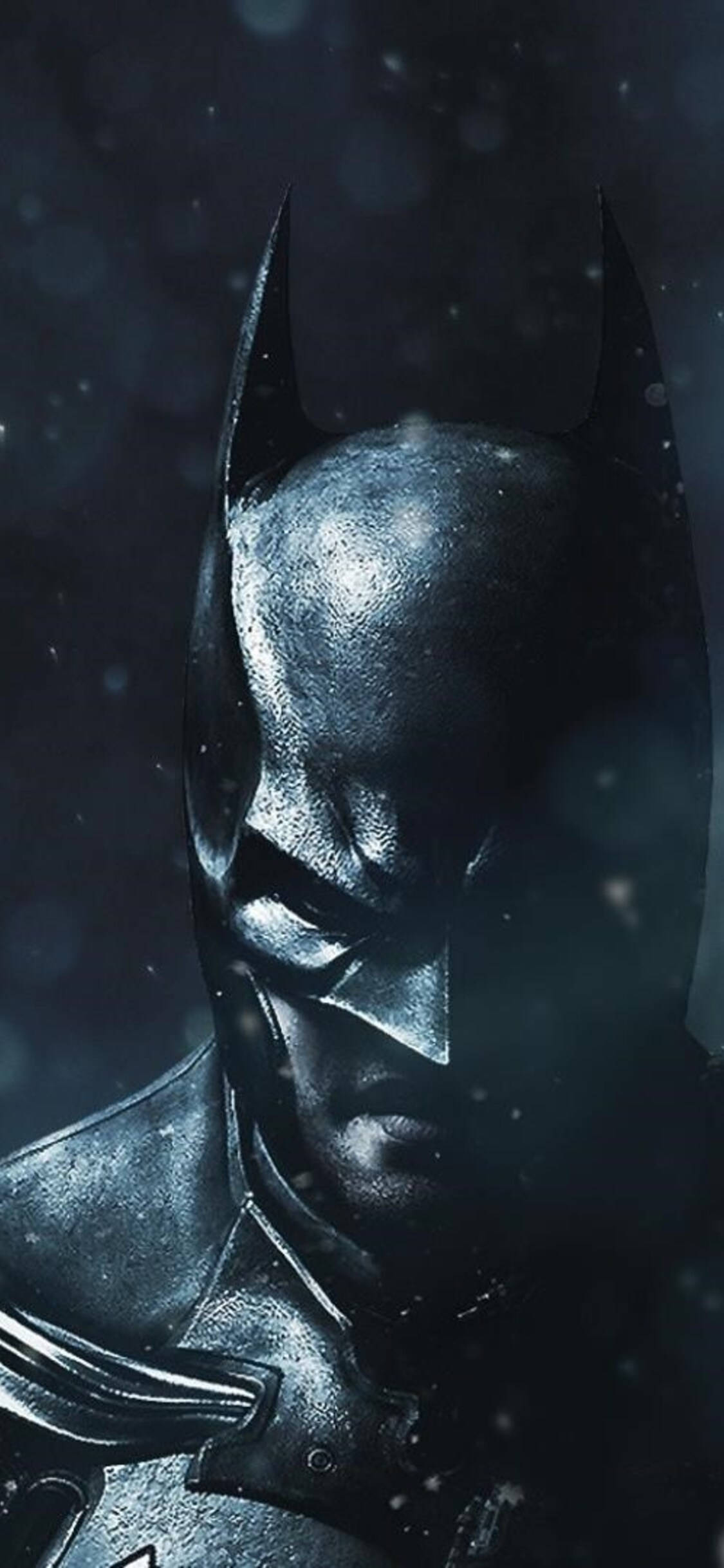 Arkham 桌布 壁紙 — 蝙蝠俠的裝甲頭罩在黑暗的雪景背景下閃耀著金屬光澤，雪花飄落。