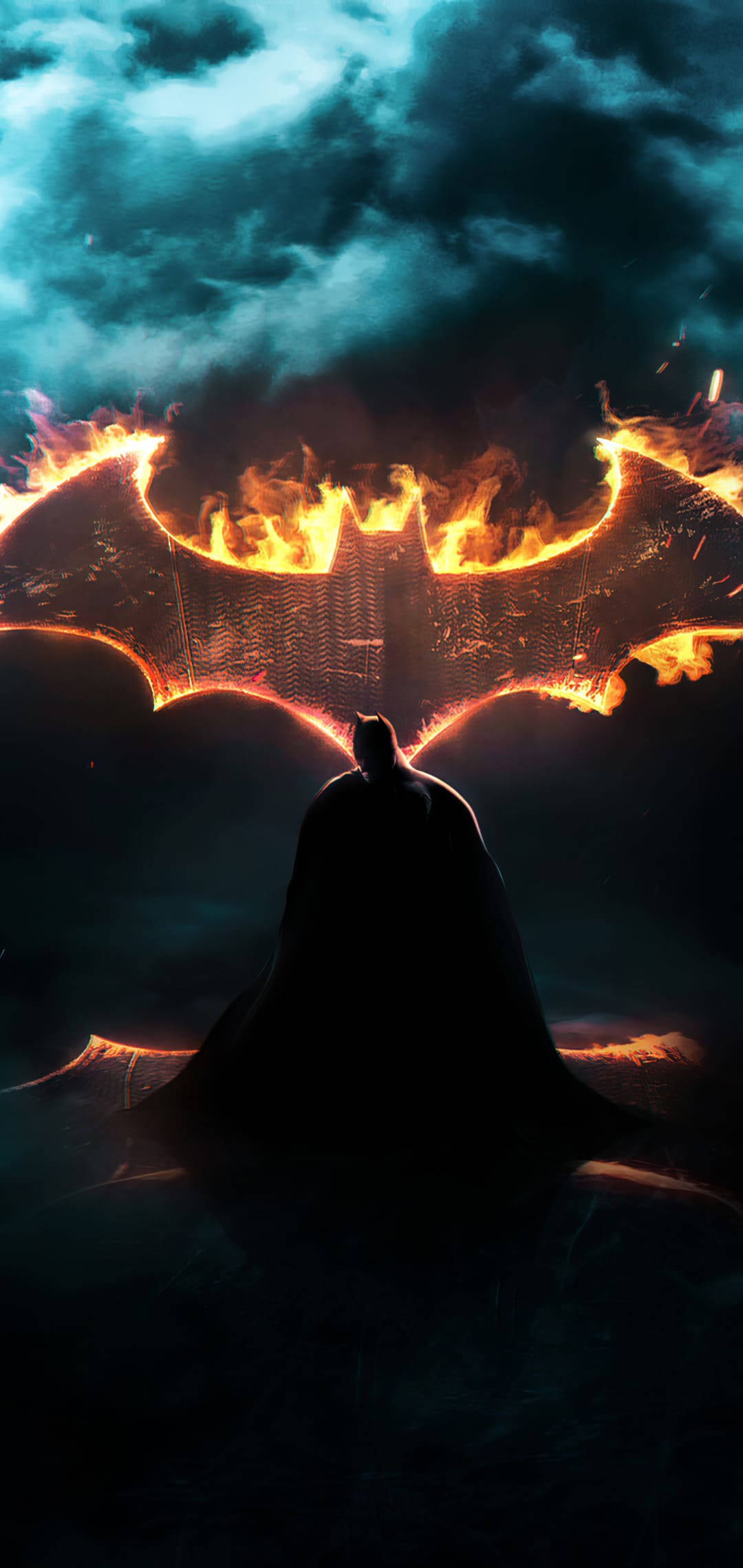 Batman Logo 桌布 壁紙 — 蝙蝠俠的黑暗剪影站在一個巨大的火焰蝙蝠標誌前，該標誌在暴風雨般的青綠色雲層中發光。
