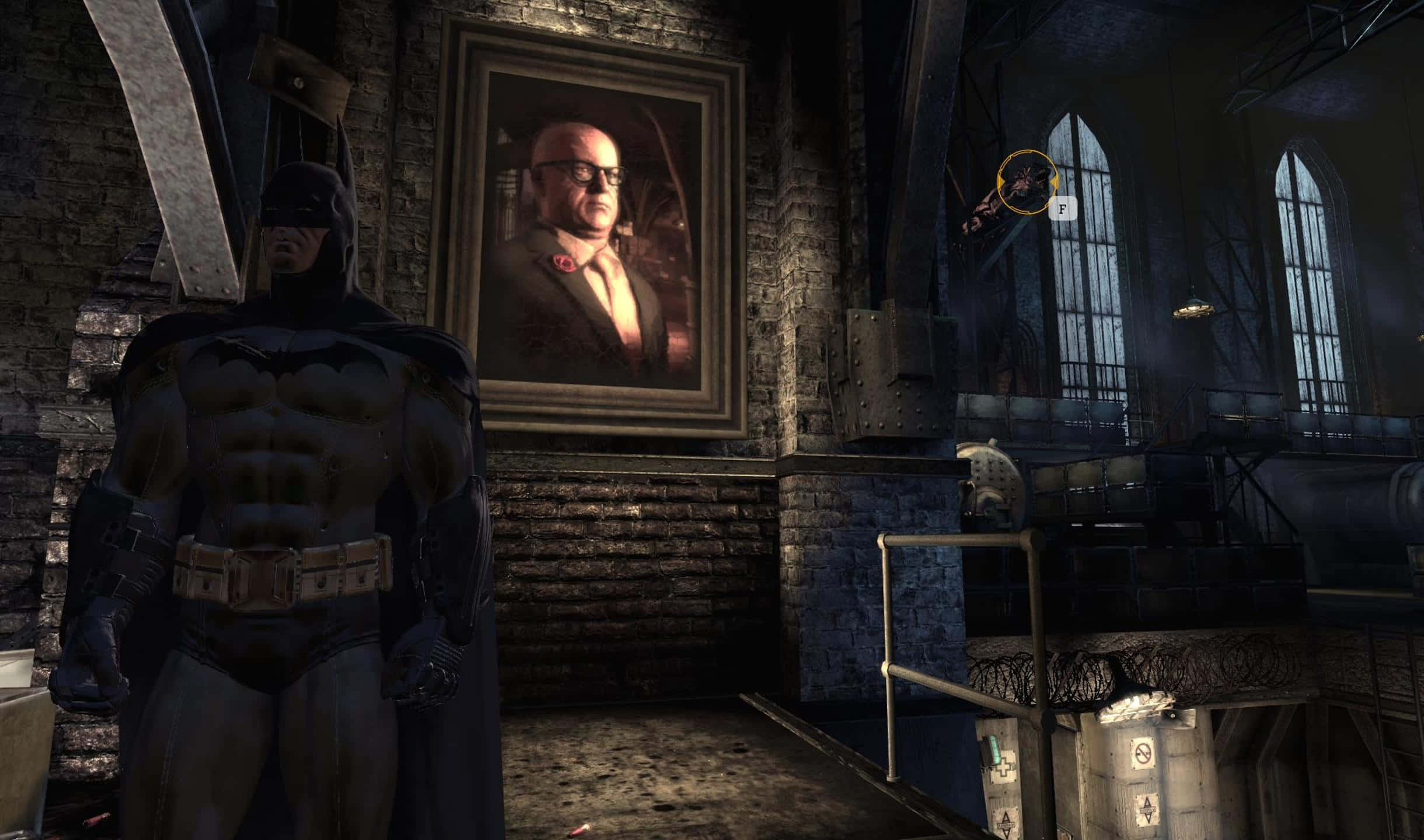 2440x1440 Batman Arkham City 桌布 壁紙 — 蝙蝠俠站在一個昏暗的哥德式工業房間裡，下方掛著一幅戴眼鏡、手持紅玫瑰的男士肖像。