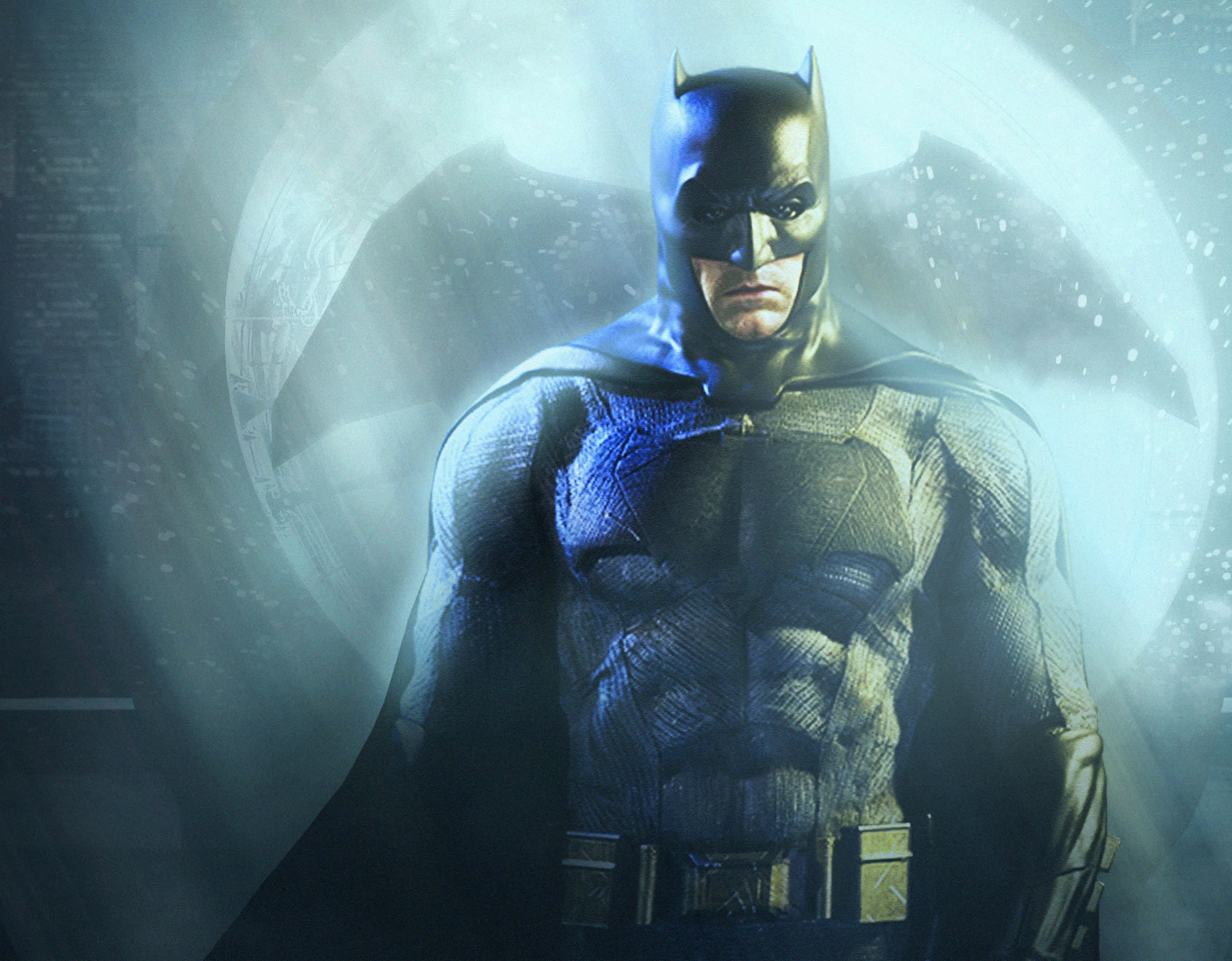 Batman Logo 桌布 壁紙 — 蝙蝠俠站在一個有霧、月光照耀的城市環境中，背後有一輪發光的滿月，他的斗篷隨風飄揚，雨水在他周圍落下。