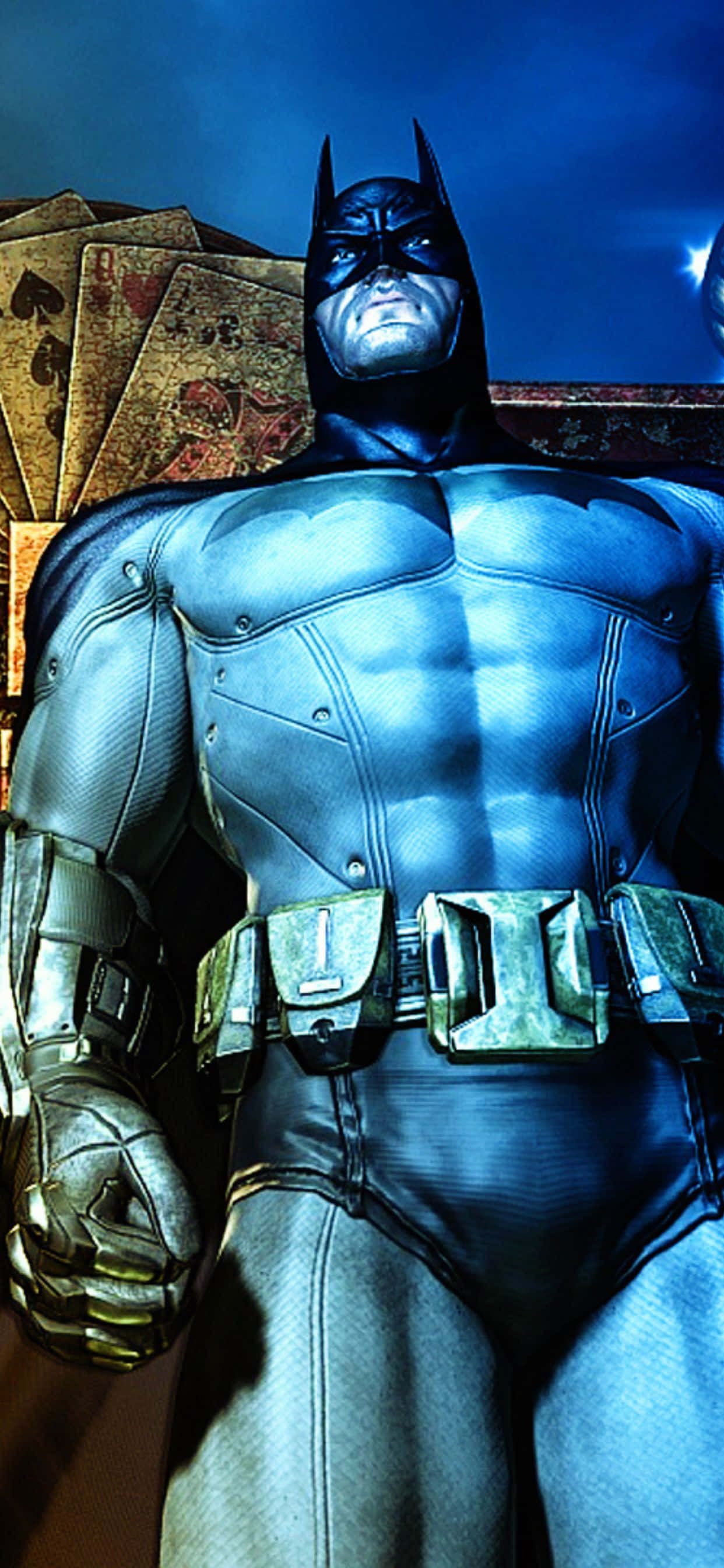 iPhone Xs Max Batman Arkham City 桌布 壁紙 — 蝙蝠俠站在一個深藍色燈光的場景中，身後展開的撲克牌，他的裝甲服在戲劇性的燈光下閃閃發光。