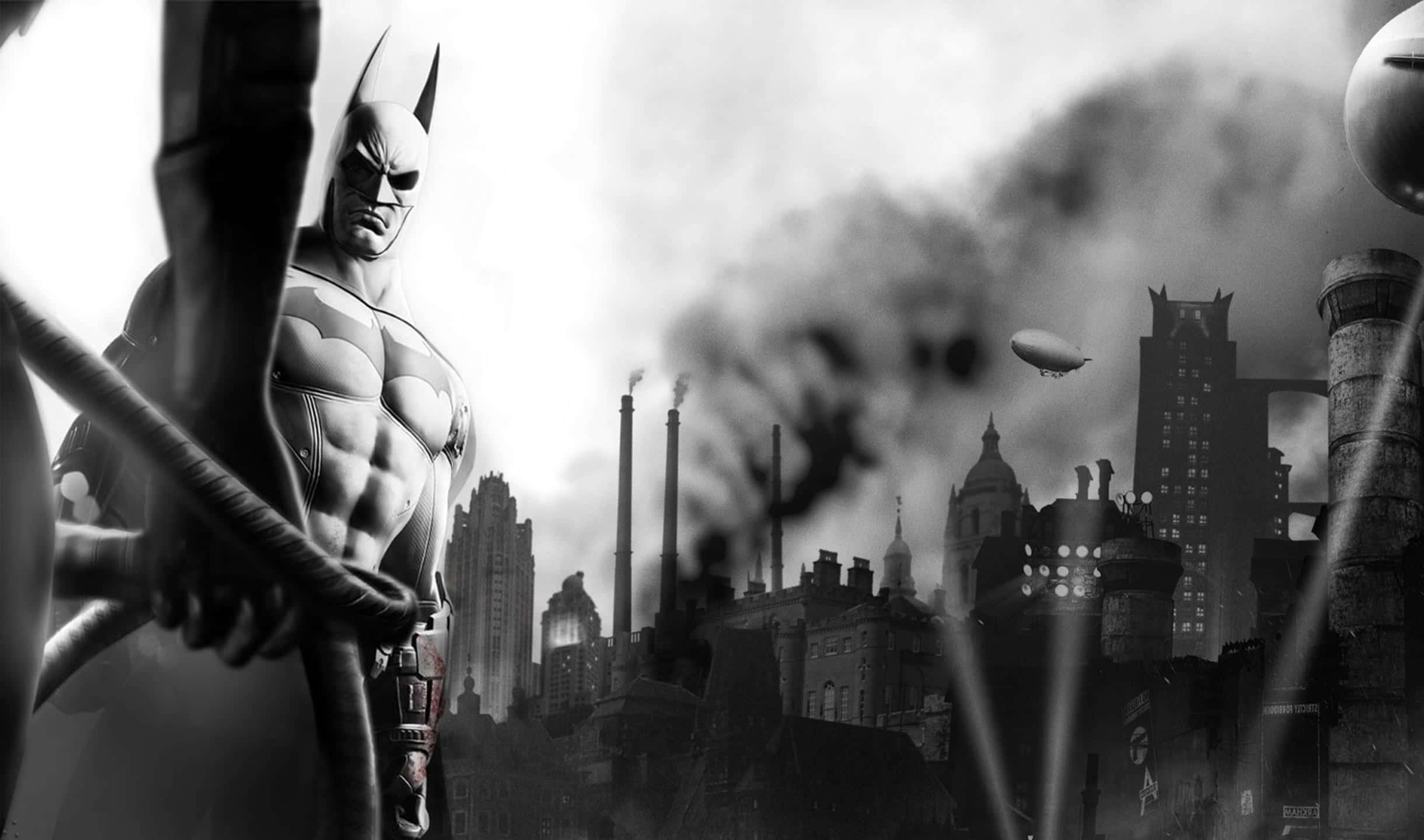 2440x1440 Batman Arkham City 桌布 壁紙 — 蝙蝠俠站在一個灰暗單色的高譚市城市景觀中，天空中有煙囪和飛船。