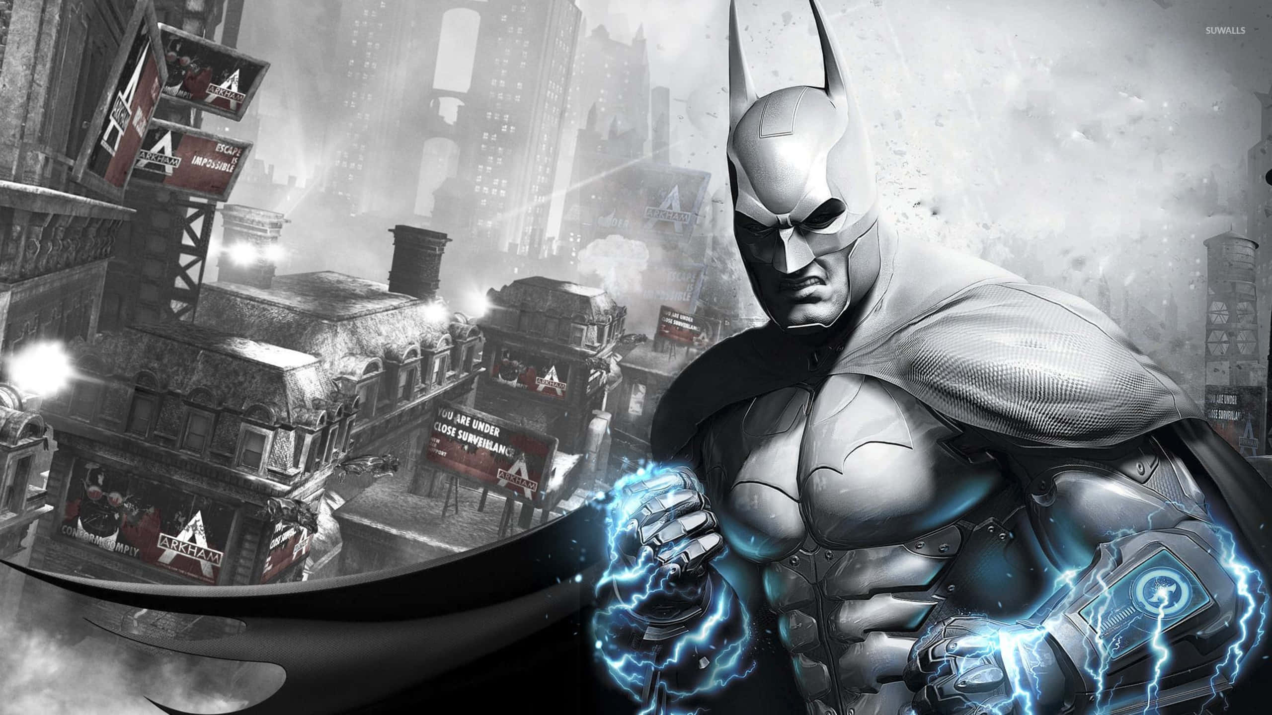 Arkham City 桌布 壁紙 — 蝙蝠俠站在一個粗獷的城市景觀中，拳頭散發出藍色發光的能量，在煙霧瀰漫的城市背景下噼啪作響。