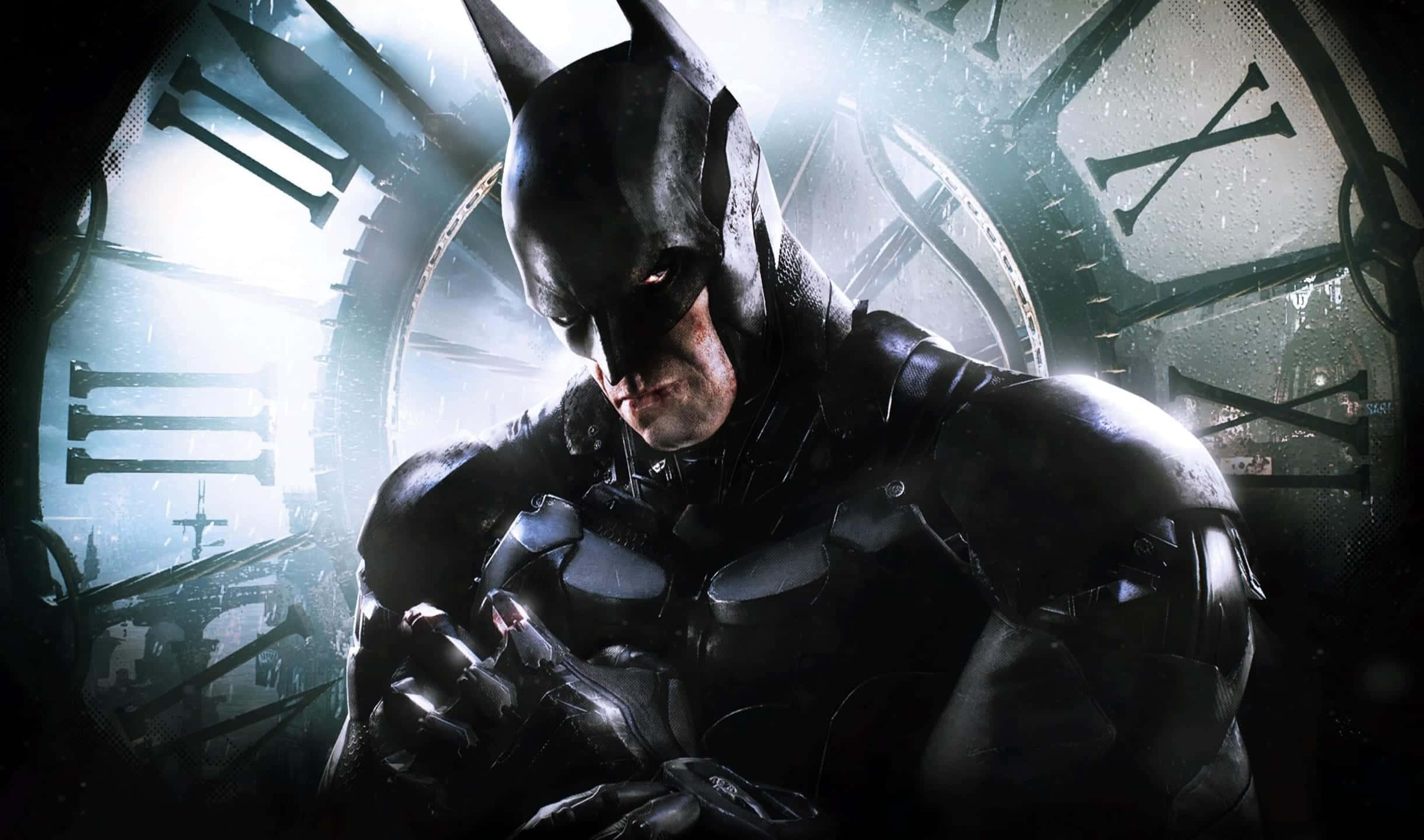 2440x1440 Batman Arkham City 桌布 壁紙 — 蝙蝠俠站在一個被雨水浸透、霓虹燈照亮的高譚市小巷中，背景是一個巨大的破鐘面。