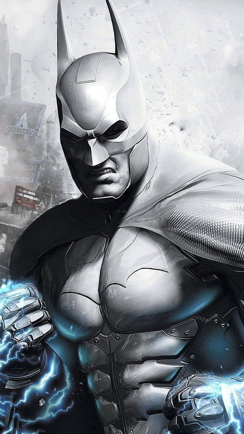Arkham 桌布 壁紙 — 蝙蝠俠站在一個陰暗的城市環境中，藍色能量從他的拳頭劈啪作響。