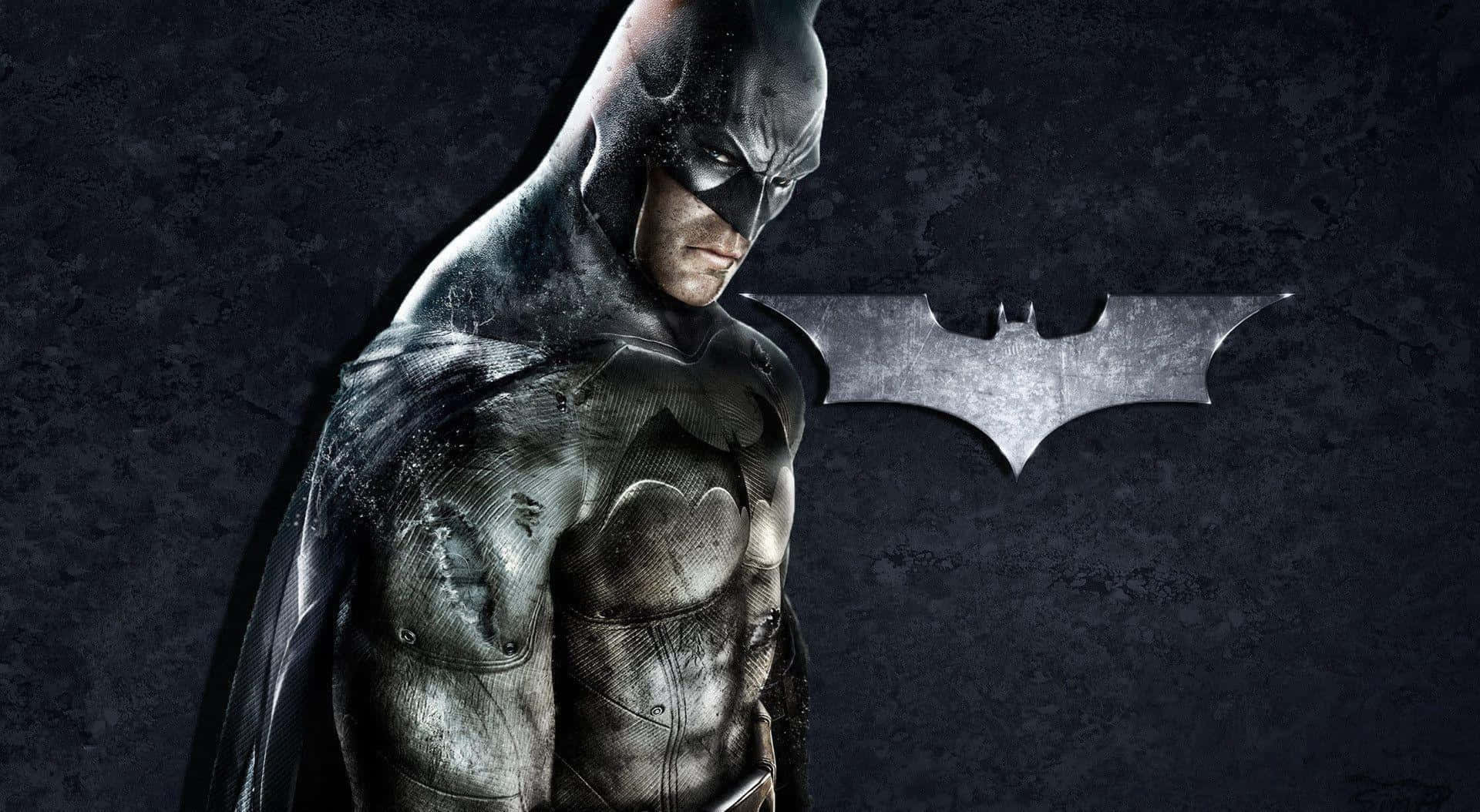 Batman Desktop 桌布 壁紙 — 蝙蝠俠站在一個陰暗粗糙的環境中，身後是他標誌性的蝙蝠標誌，裝甲服上佈滿了傷痕和磨損的細節。