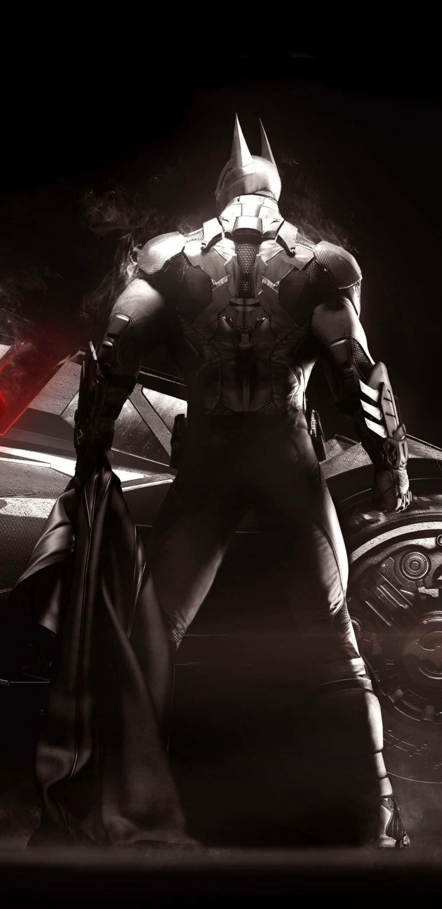 Pixel 3xl Batman Arkham City 桌布 壁紙 — 蝙蝠俠站在一個黑暗、煙霧瀰漫的高科技巢穴中，披風飄揚，背光映襯著紅色光芒和機械細節。