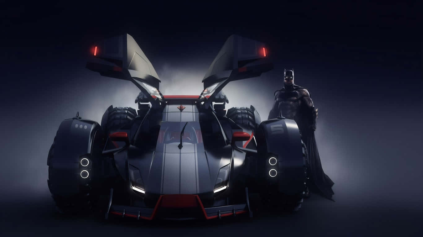 1366x768 Batmobile 桌布 壁紙 — 蝙蝠俠站在他時尚的黑色和紅色裝甲蝙蝠車旁，車燈在黑暗霧氣繚繞的攝影棚中閃爍發光。