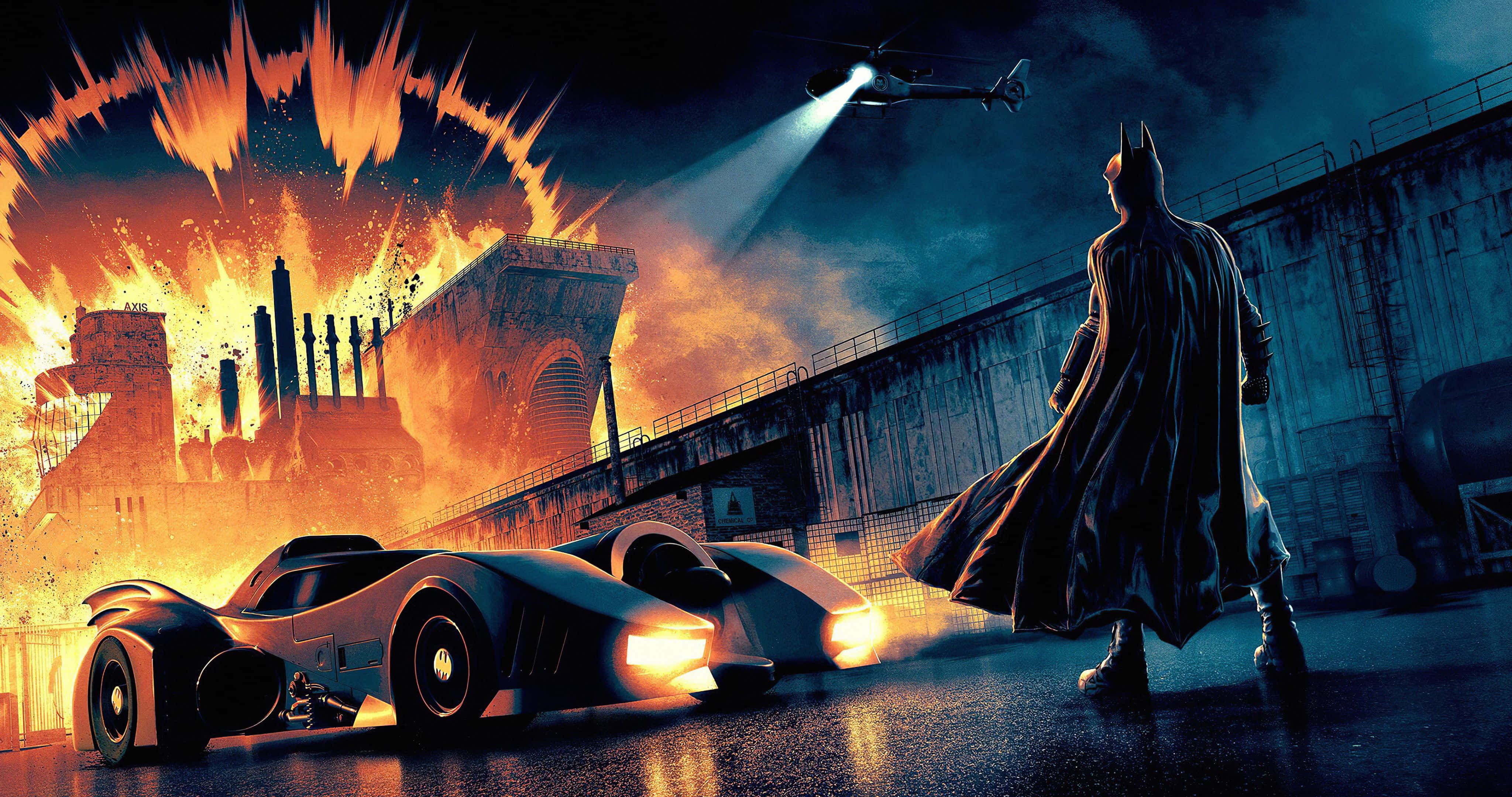 4K Batmobile 桌布 壁紙 — 蝙蝠俠站在他的蝙蝠車旁邊，一架直升機在黑暗的天空下掃描著燃燒的工業爆炸。