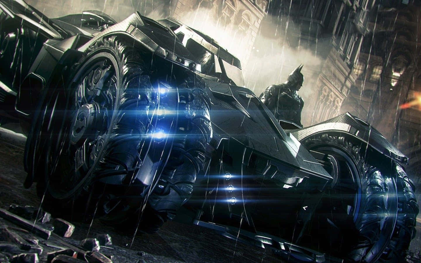 蝙蝠俠 桌布 壁紙 — 蝙蝠俠站在他的裝甲蝙蝠車旁，在雨水浸濕的城市燈光下，藍色發光車頭燈刺穿黑暗。