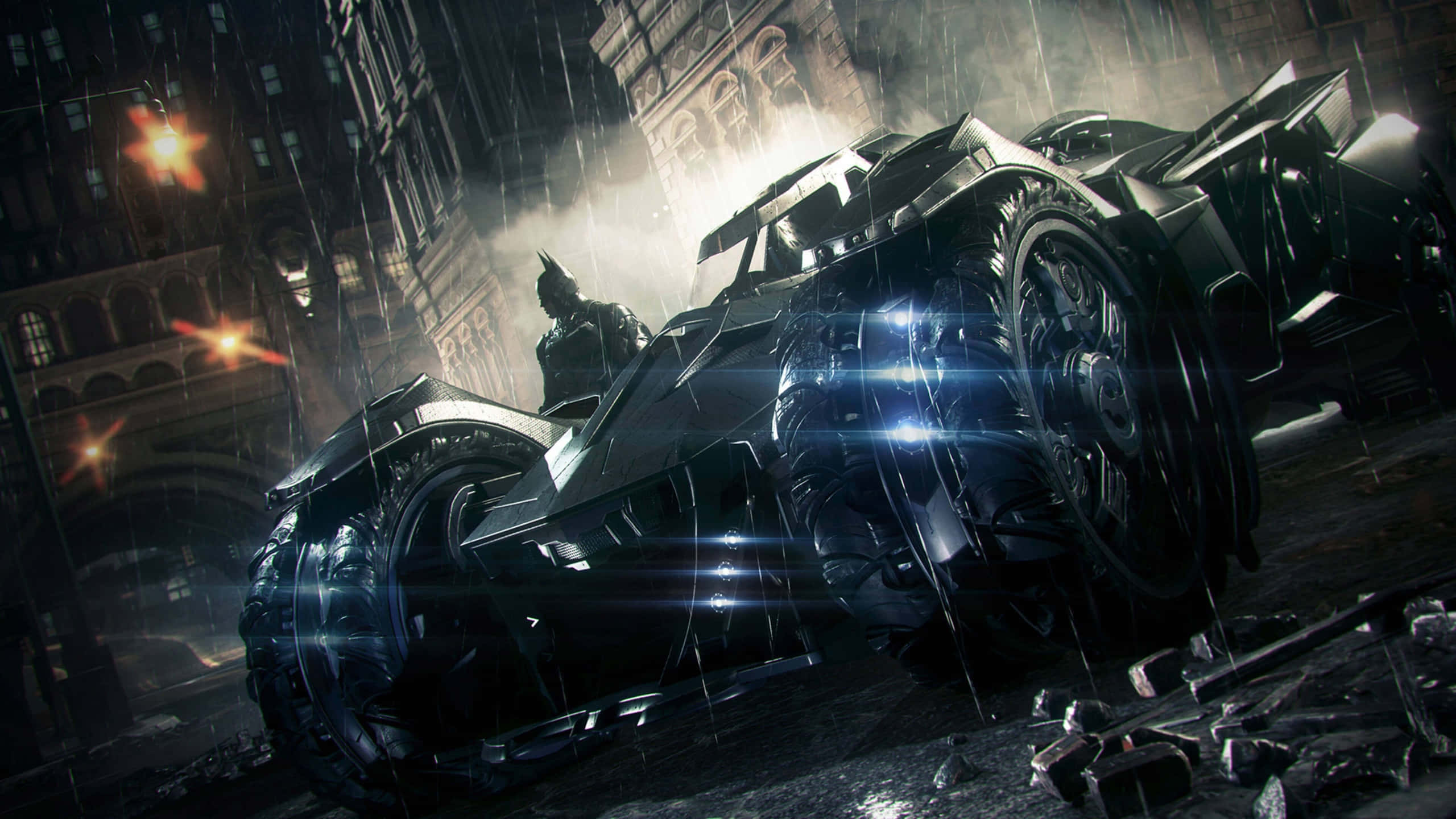 Batmobile Desktop 桌布 壁紙 — 蝙蝠俠站在他的裝甲蝙蝠車旁，在雨水浸濕的城市燈光下，呈現出 gritty 的城市夜景。