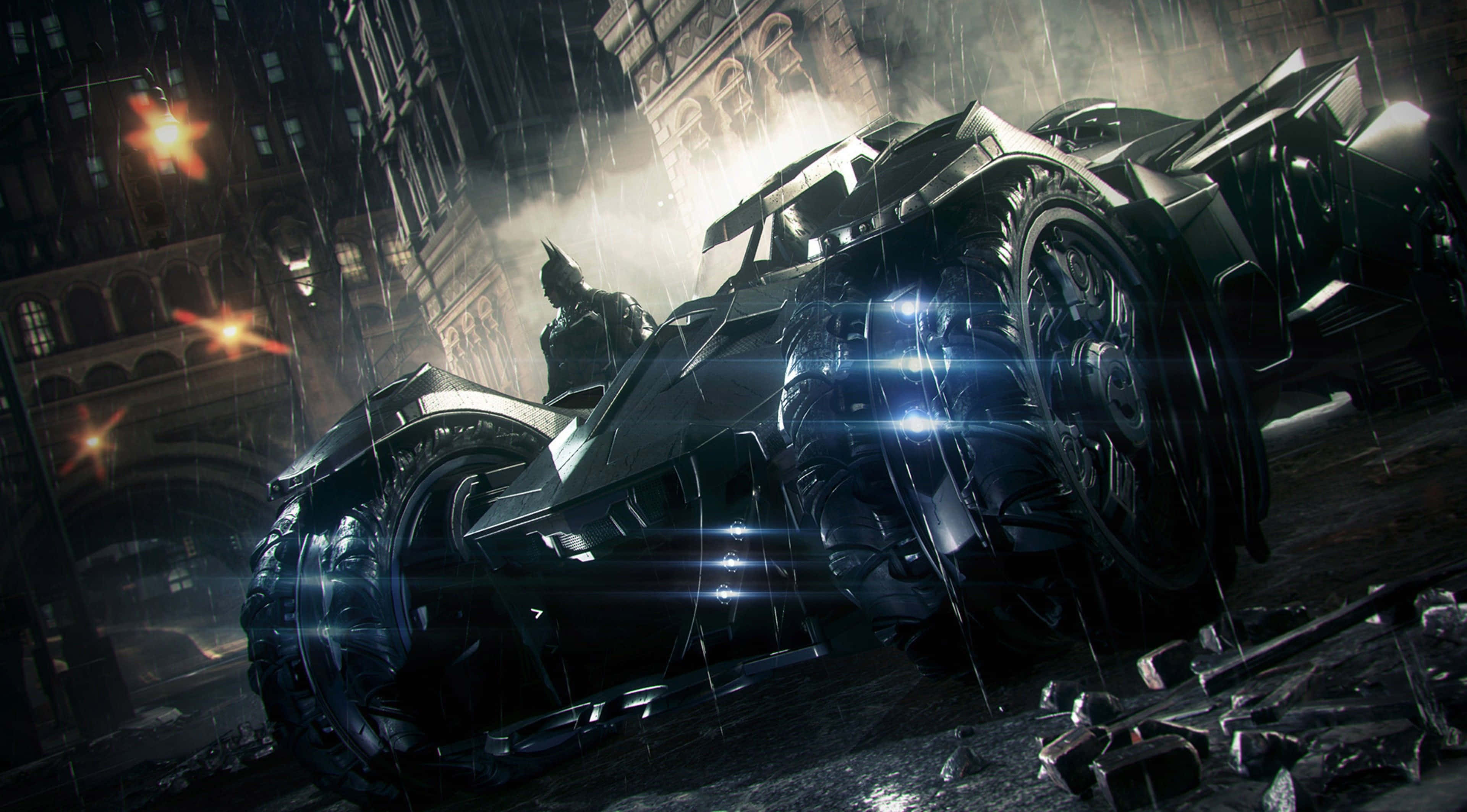 Xbox Games 桌布 壁紙 — 蝙蝠俠站在他的裝甲蝙蝠車旁，在雨水浸濕的城市燈光下，伴隨著發光的橙色街燈。