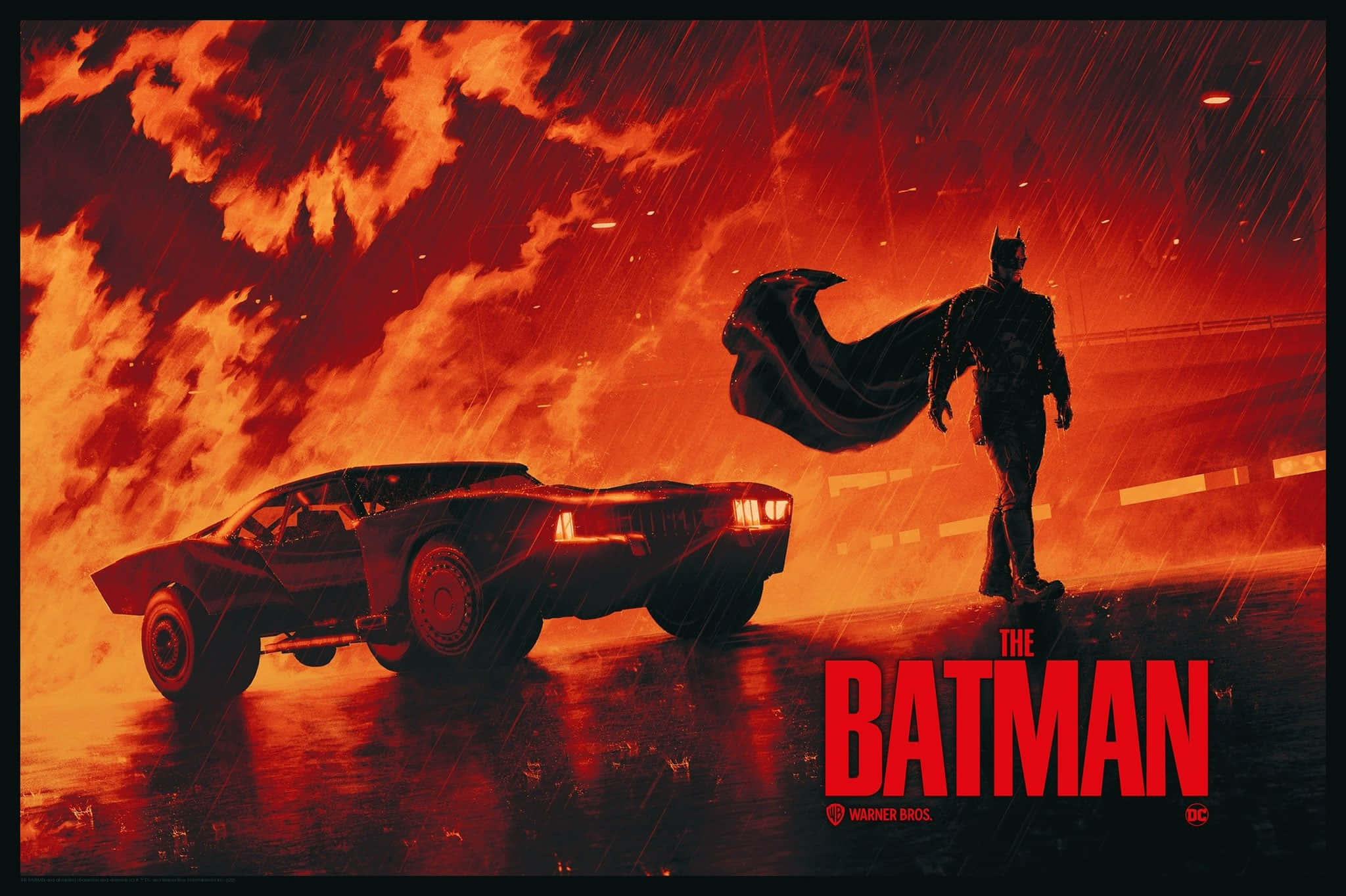 Batmobile Desktop 桌布 壁紙 — 蝙蝠俠站在他的裝甲蝙蝠車旁，背景是火紅的暴風雨天空，雨絲如注。