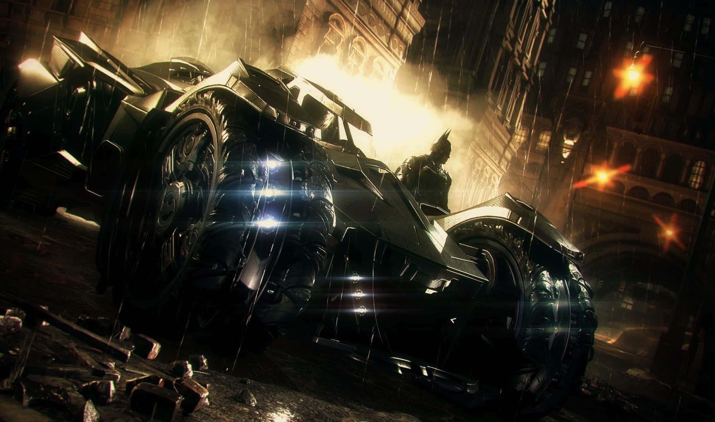 2440x1440 Batman Arkham City 桌布 壁紙 — 蝙蝠俠站在他的裝甲蝙蝠車頂上，在夜晚雨濕的高譚市街道上，周圍有發光的街燈和碎片。