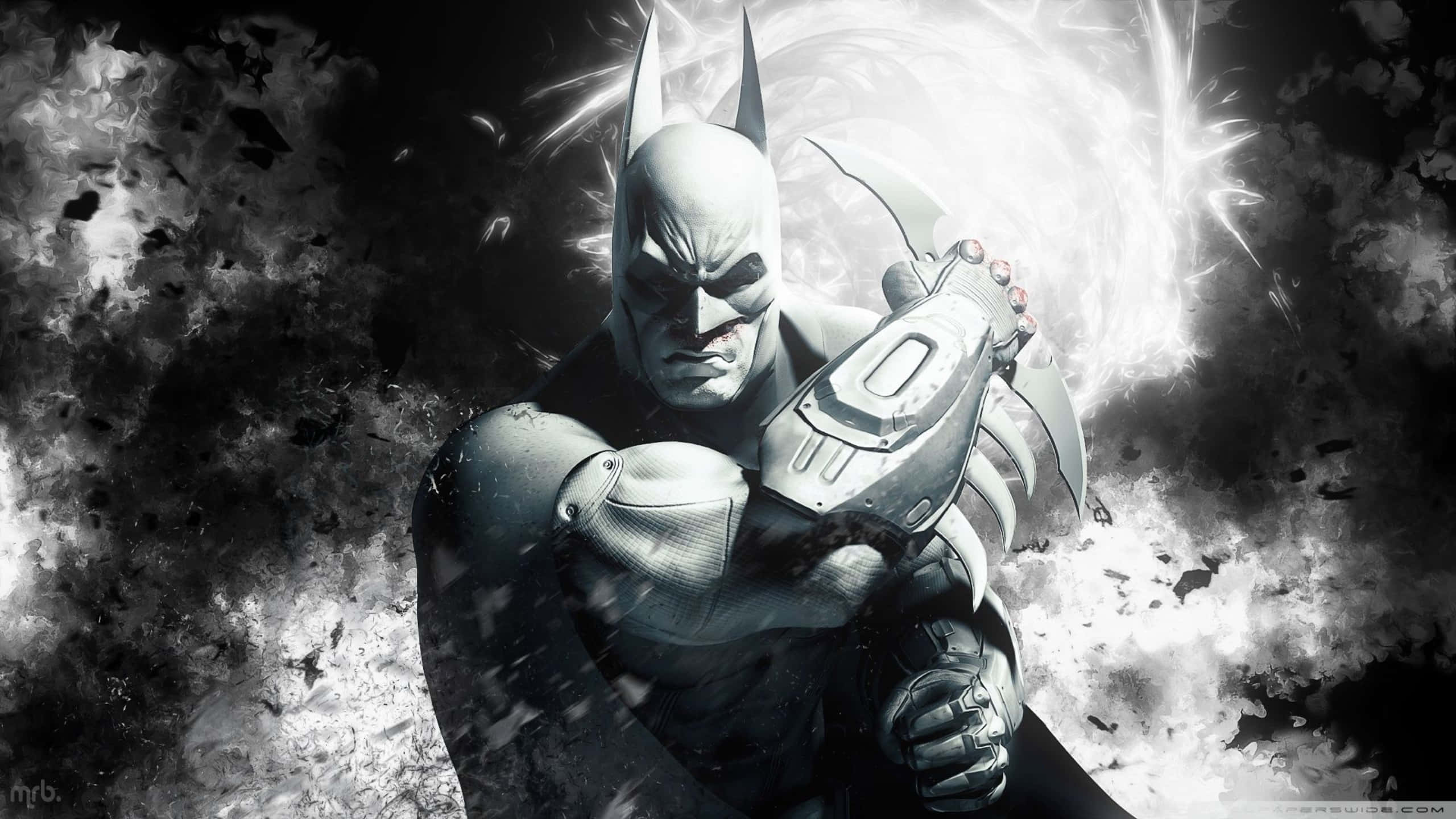 1440p Batman Arkham City 桌布 壁紙 — 蝙蝠俠站在單色風暴中，手持未來武器，身後有發光的能量劈啪作響。