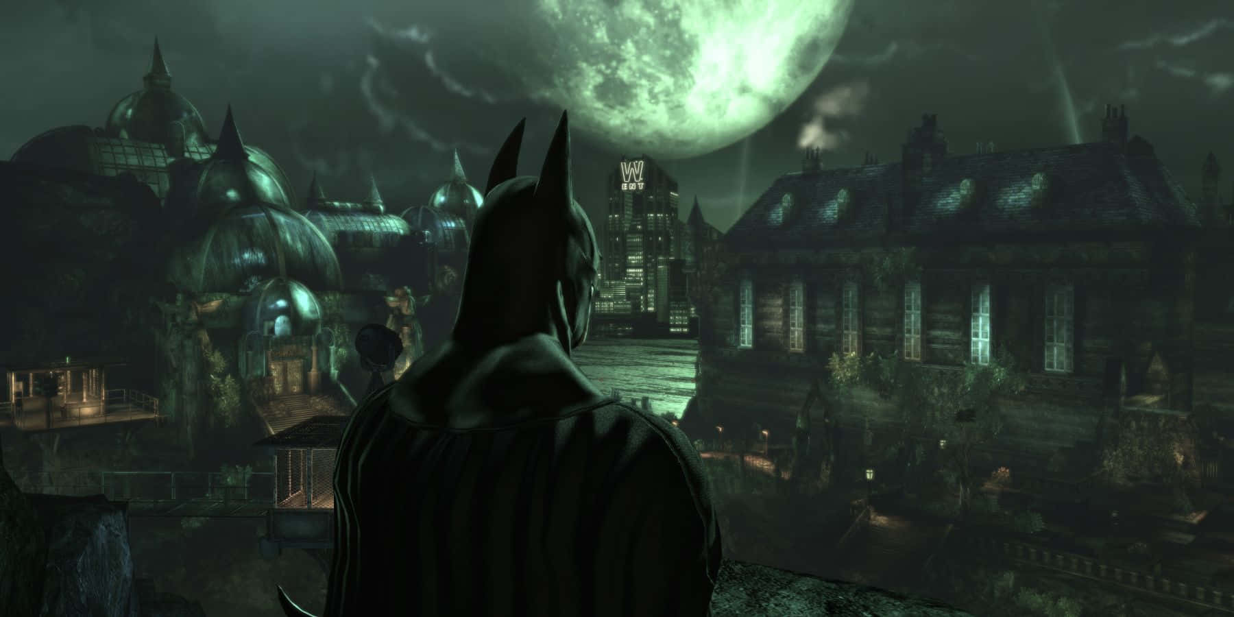 Arkham Asylum 桌布 壁紙 — 蝙蝠俠站在屋頂上，俯瞰著一座哥德式城市，上方是一輪巨大的綠色發光月亮。
