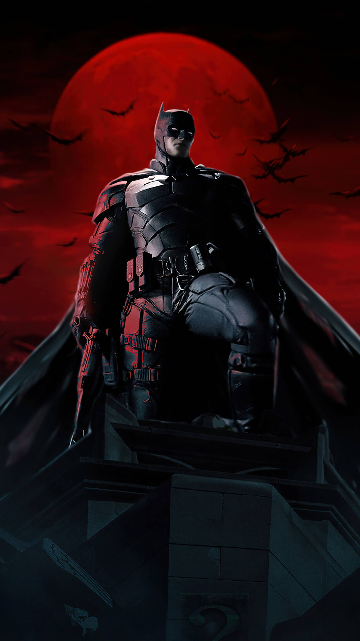 蝙蝠俠 桌布 壁紙 — 蝙蝠俠站在屋頂上，巨大的紅月下，蝙蝠在他周圍飛舞，構成黑暗哥德式場景。