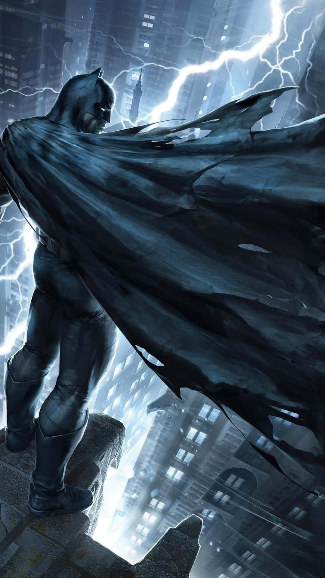桌布 壁紙 — 蝙蝠俠站在摩天大樓的邊緣，身後閃電劃過暴風雨中的高譚市天際線。