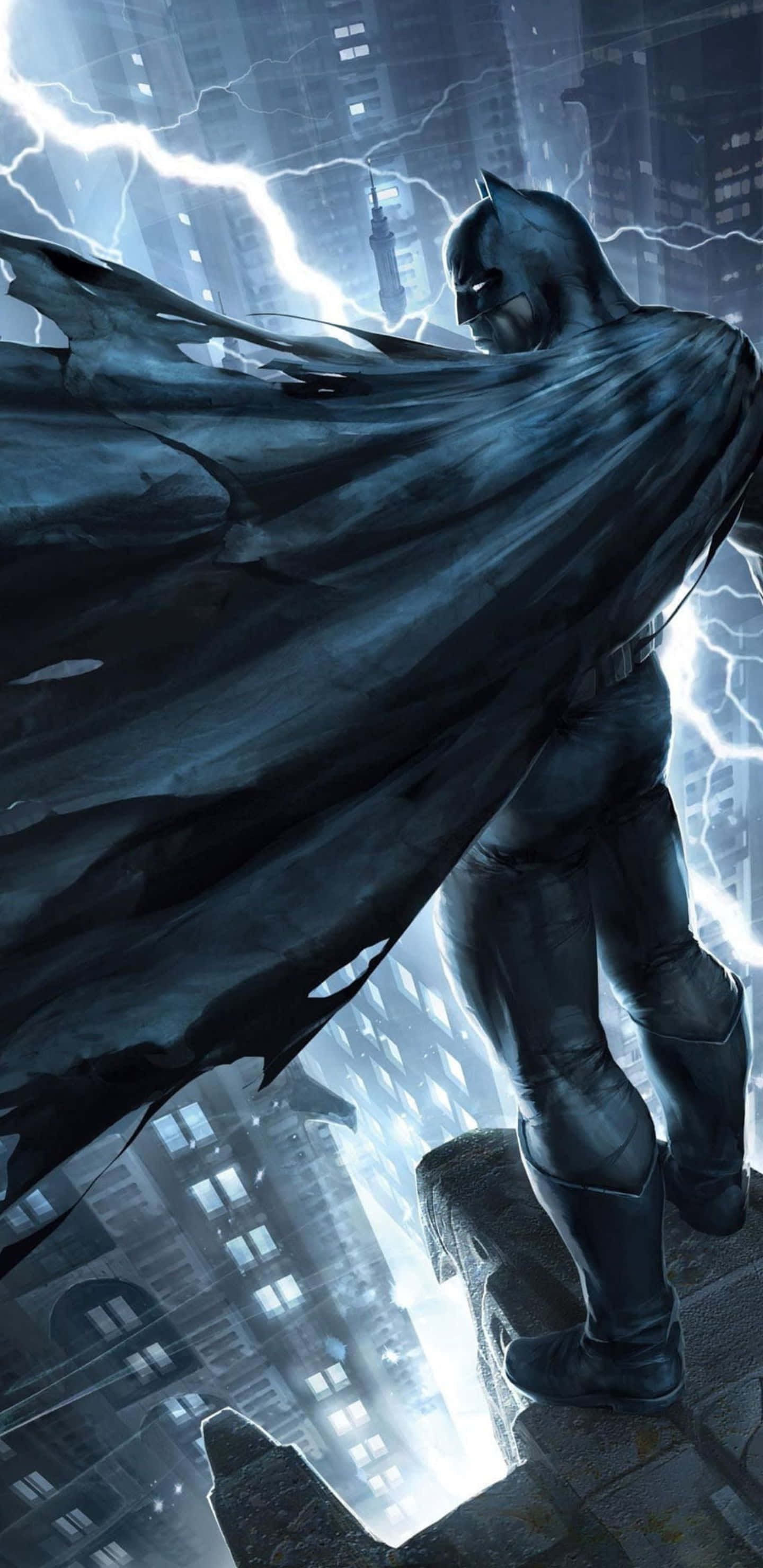 Pixel 3xl Batman Arkham City 桌布 壁紙 — 蝙蝠俠站在摩天大樓頂端，在暴風雨的城市景觀中，閃電在他周圍劈啪作響。