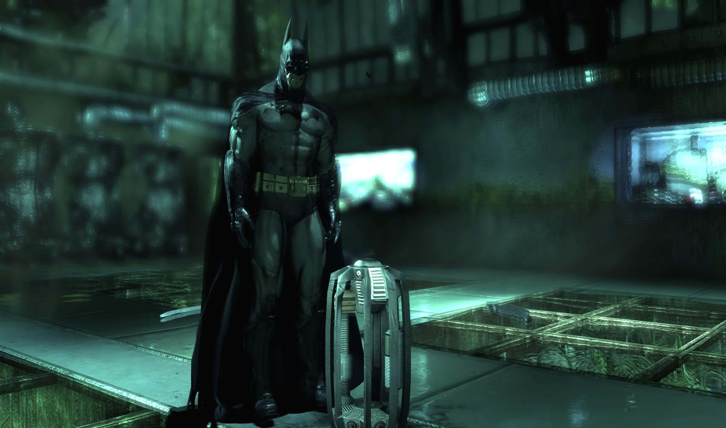 2440x1440 Batman Arkham City 桌布 壁紙 — 蝙蝠俠站在昏暗、雨濕的高譚市小巷中，附近有霓虹燈反射和一輛懸浮車輛。