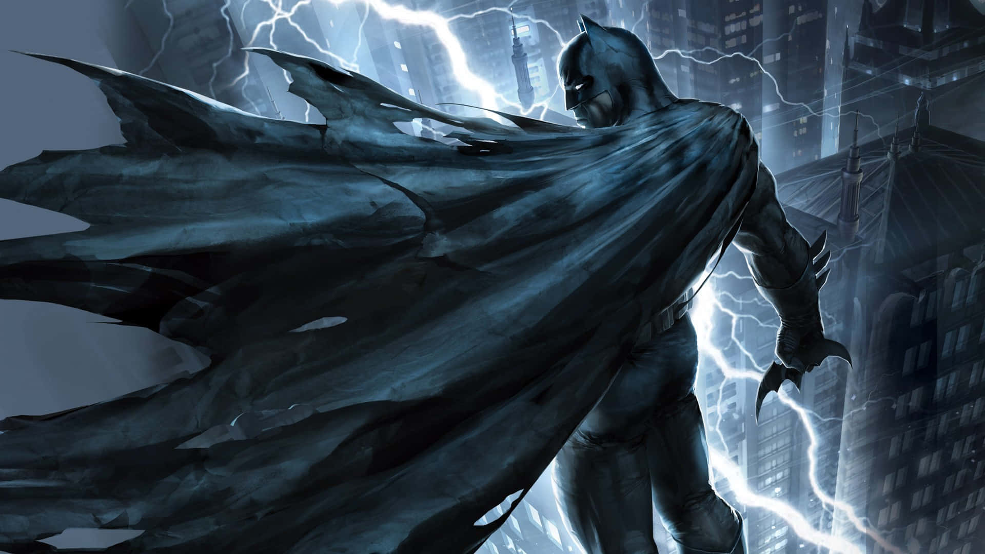 1920 X 1080 Batman 桌布 壁紙 — 蝙蝠俠站在暴風雨中的高譚市天際線，閃電在他周圍劈啪作響，他的披風戲劇性地飄揚。
