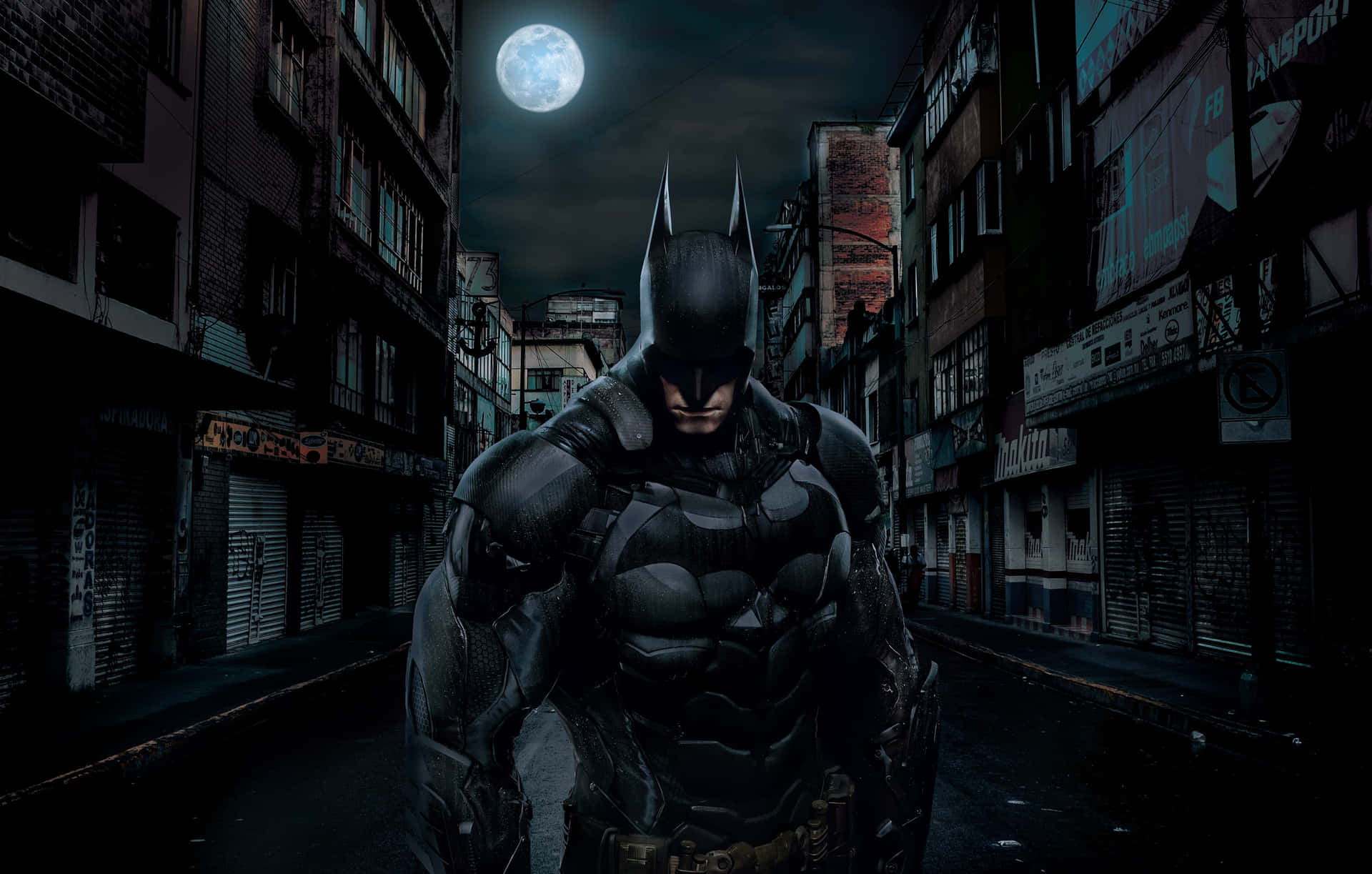Batman Desktop 桌布 壁紙 — 蝙蝠俠站在月光照耀的城市小巷中，他的裝甲剪影在滿月下對著粗糙的建築物投下陰影。