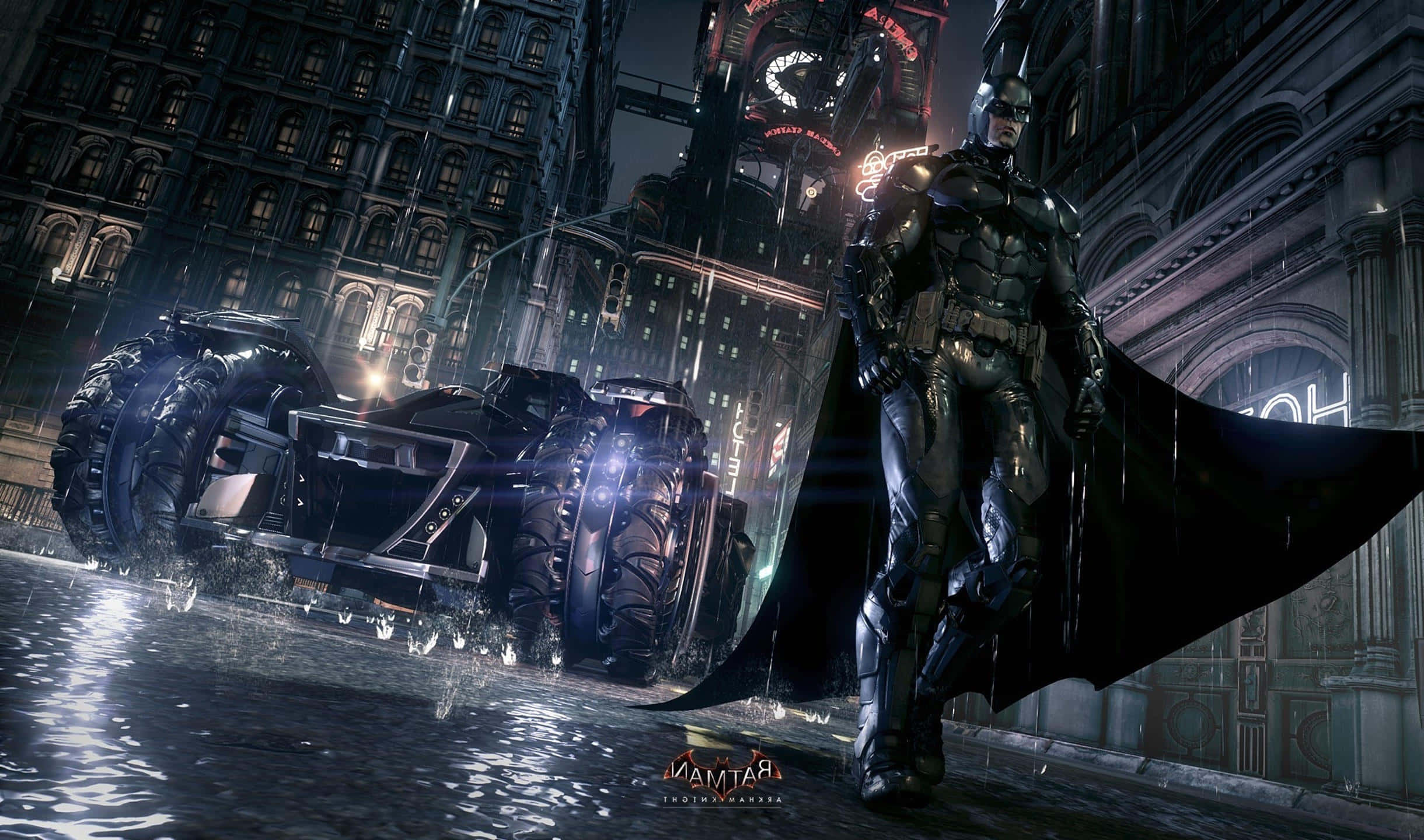 2440x1440 Batman Arkham City 桌布 壁紙 — 蝙蝠俠站在潮濕的哥譚街道上，在他的裝甲蝙蝠車旁邊，夜晚霓虹燈照亮城市建築。