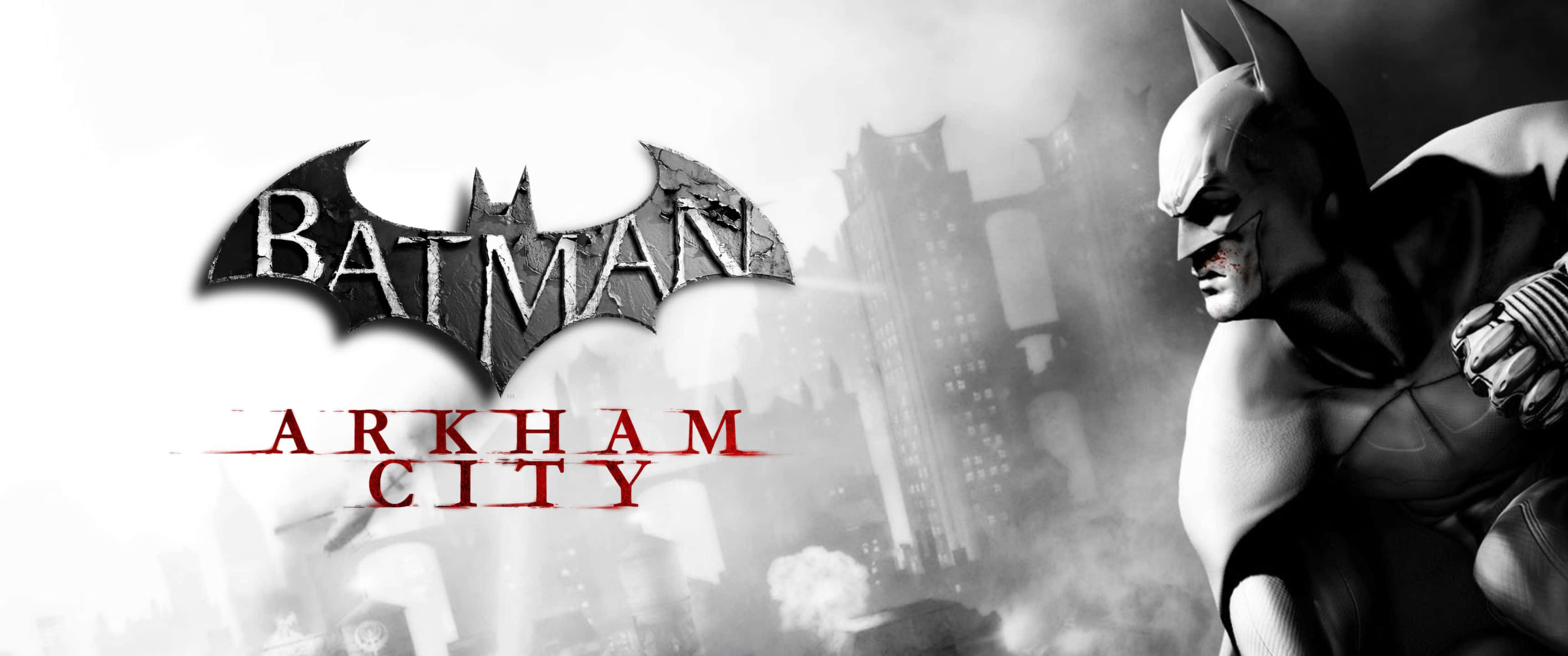 3440x1440p Batman Arkham City 桌布 壁紙 — 蝙蝠俠站在煙霧瀰漫的高譚市天際線中，阿卡漢城標誌以血紅色文字在陰暗的黑白畫面中隱現。
