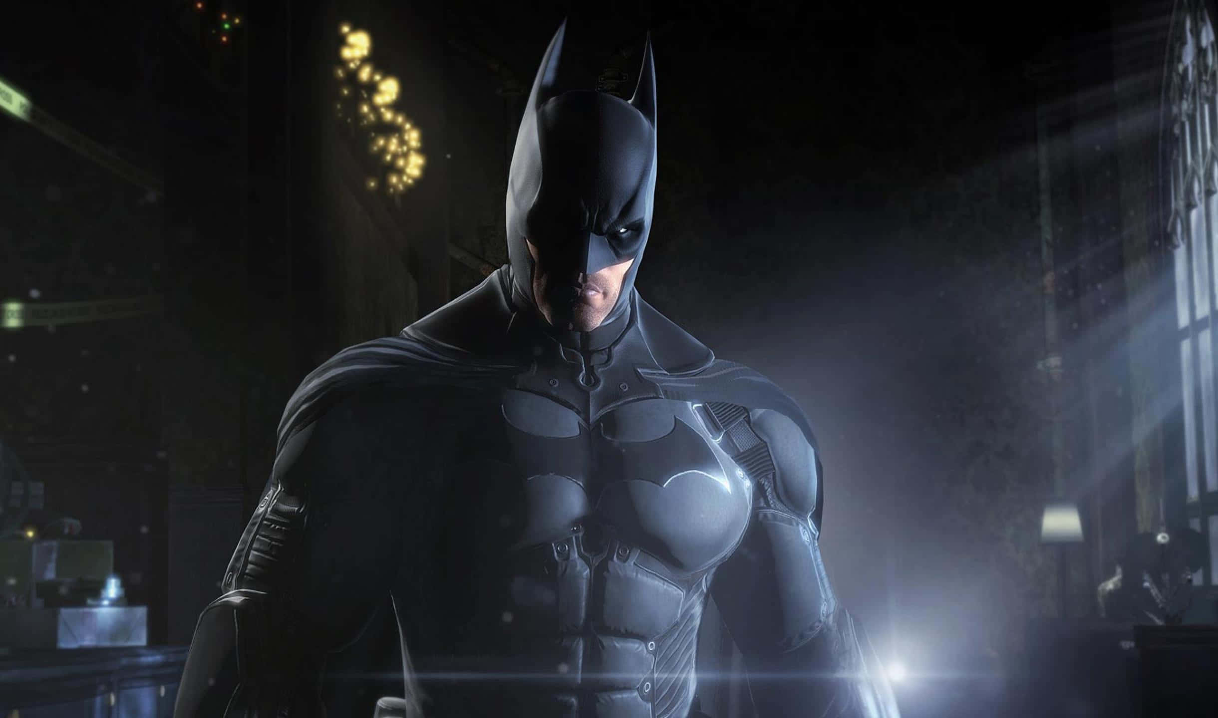 2440x1440 Batman Arkham City 桌布 壁紙 — 蝙蝠俠站在燈光昏暗的哥德式房間中，戲劇性的燈光凸顯了他的裝甲服和堅定的表情。