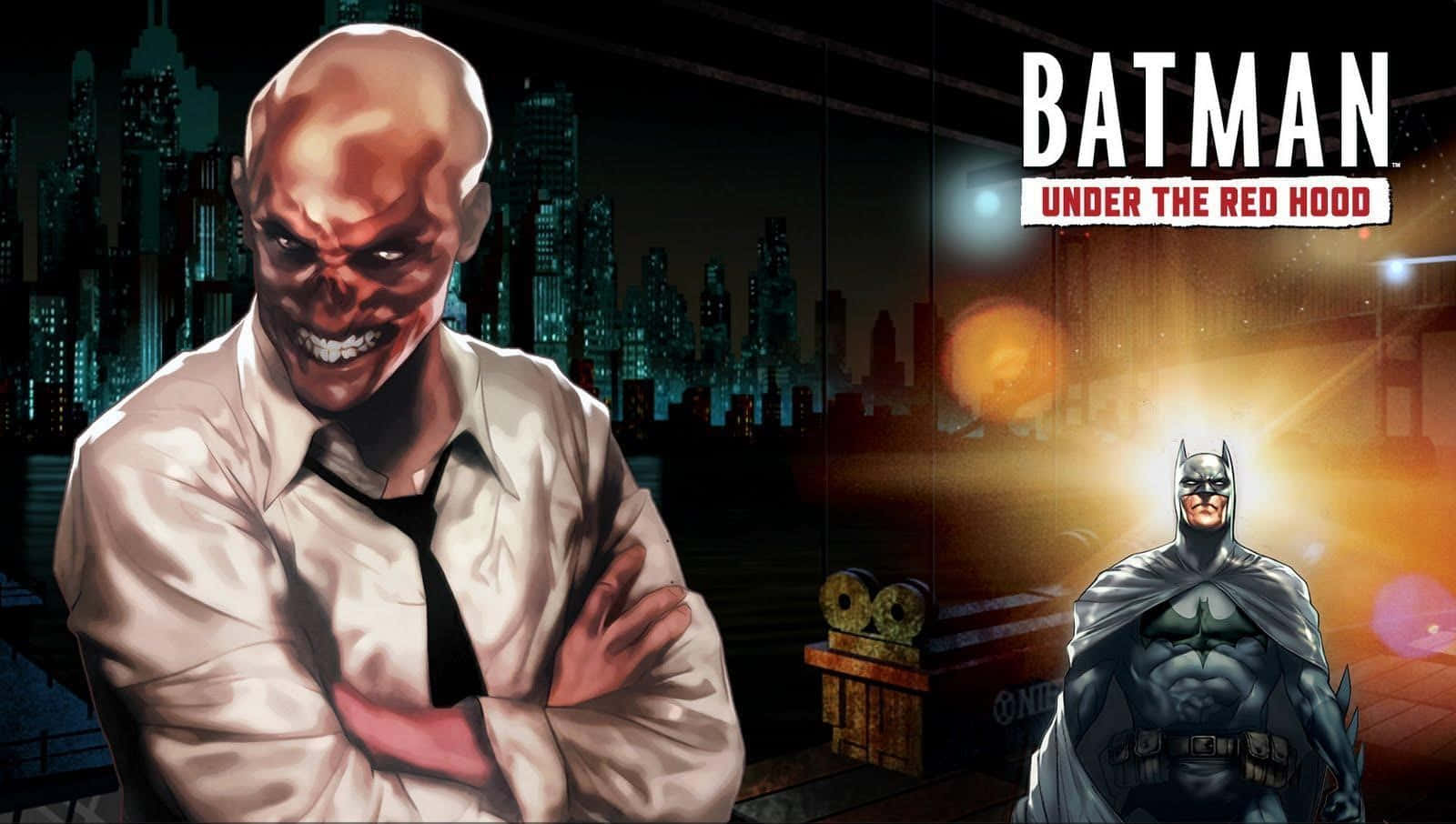 Batman Under The Red Hood 桌布 壁紙 — 蝙蝠俠站在發光的聚光燈下，背景是城市天際線，而一個邪惡的光頭紅臉男人在前景中猙獰地笑著。