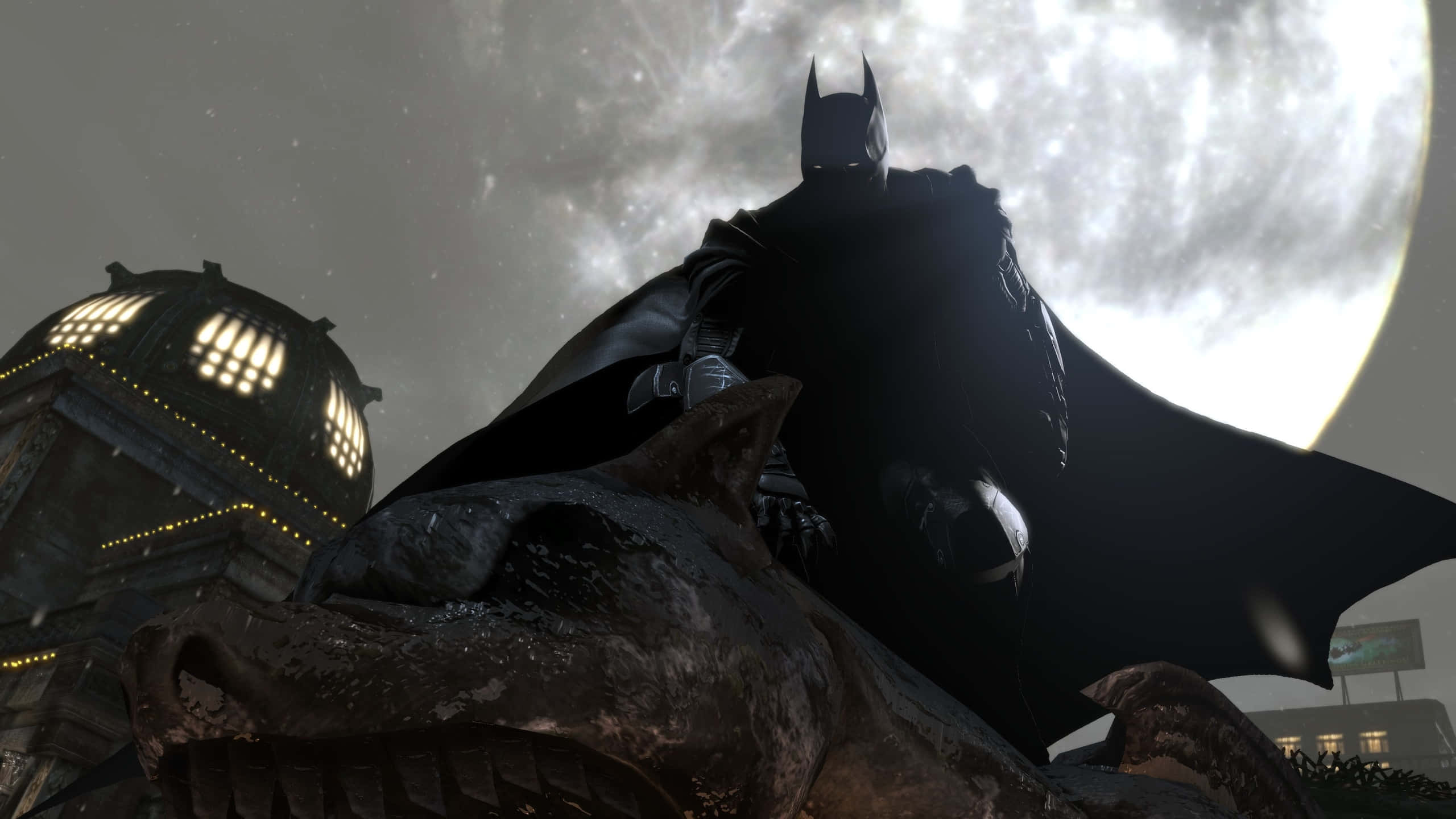 1440p Batman Arkham City 桌布 壁紙 — 蝙蝠俠站在石像鬼上，背後是巨大的月光天空和哥德式建築。