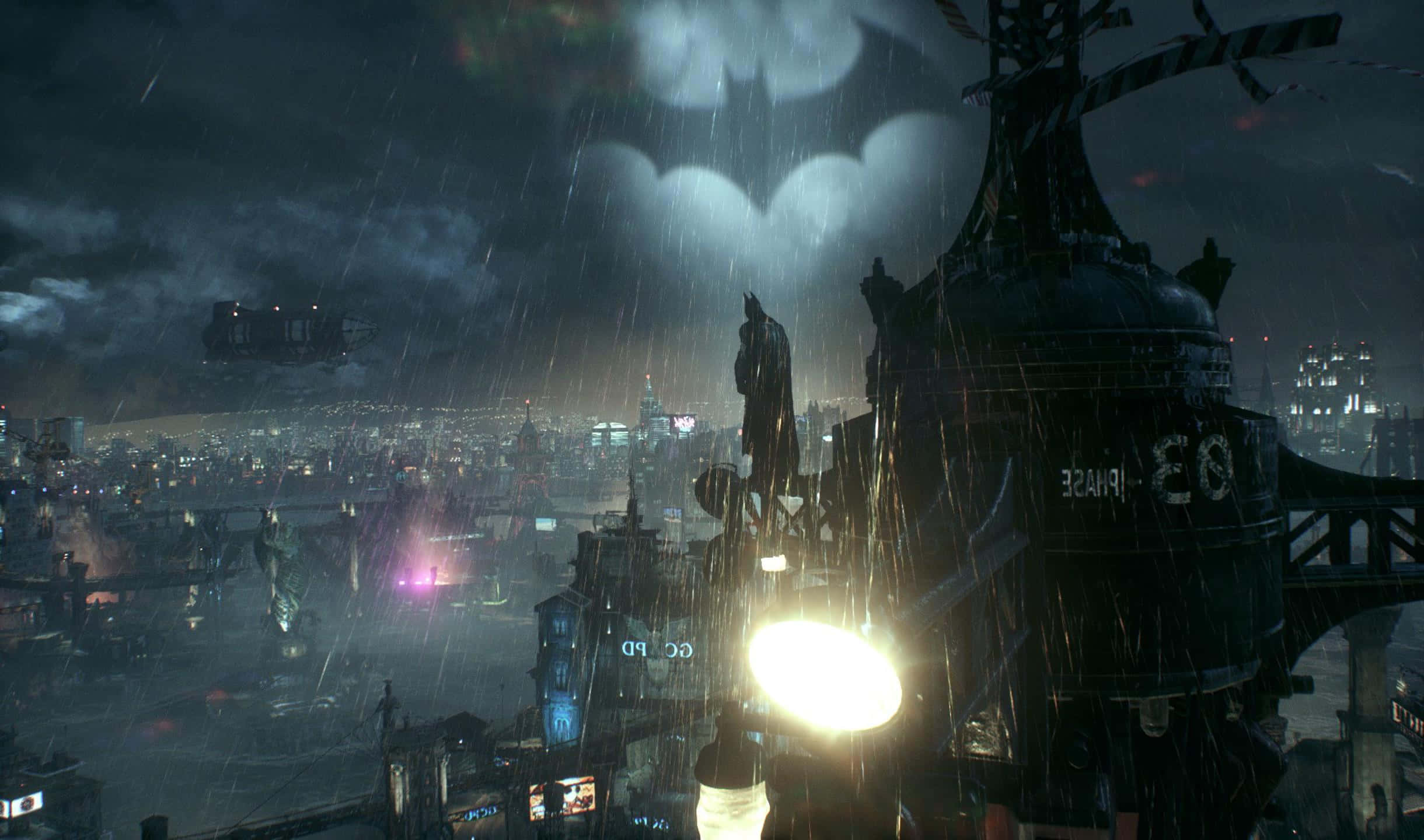 2440x1440 Batman Arkham City 桌布 壁紙 — 蝙蝠俠站在被雨水浸濕的屋頂上，俯瞰著霓虹燈閃爍的高譚市景觀，暴風雨的夜空上方有一個發光的蝙蝠標誌。