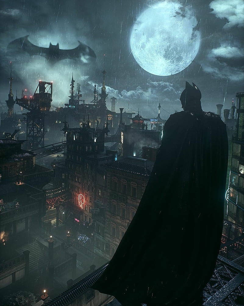 Batman Logo 桌布 壁紙 — 蝙蝠俠站在被雨水浸濕的屋頂上，俯瞰滿月下的高譚市，他的蝙蝠信號在暴風雨的天空中閃耀。