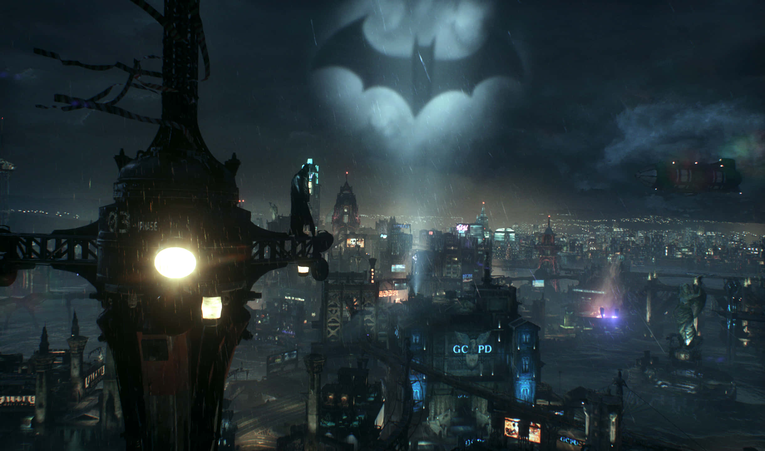 2440x1440 Batman Arkham City 桌布 壁紙 — 蝙蝠俠站在被雨水浸濕的高譚塔頂，他的蝙蝠標誌在暴風雨的夜空中閃耀，照亮了霓虹燈閃爍的城市景觀。