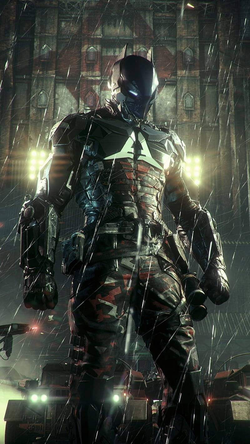 Arkham 桌布 壁紙 — 蝙蝠俠站在被雨水浸透的城市小巷中，被刺眼的黃色燈光和發光的車輛頭燈照亮。