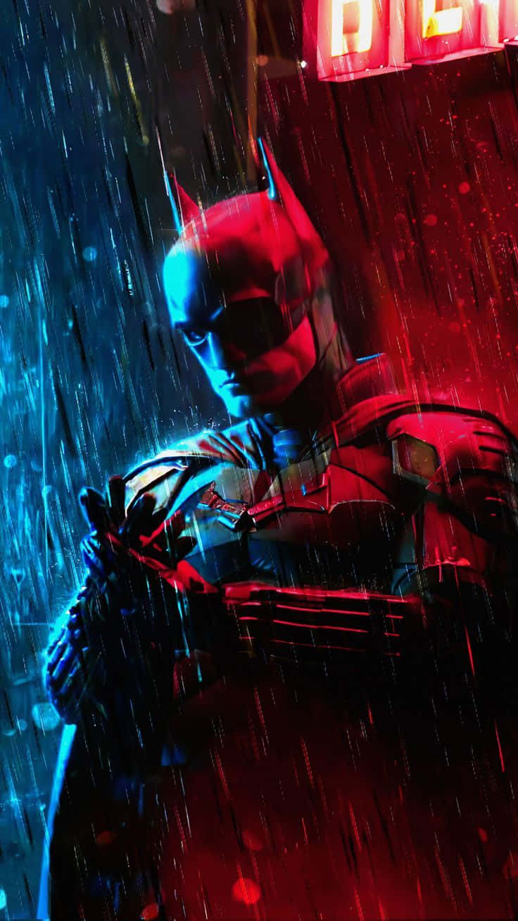Awesome Batman 桌布 壁紙 — 蝙蝠俠站在被雨水浸透的小巷中，霓虹紅光在他的裝甲服上投射出戲劇性的陰影。