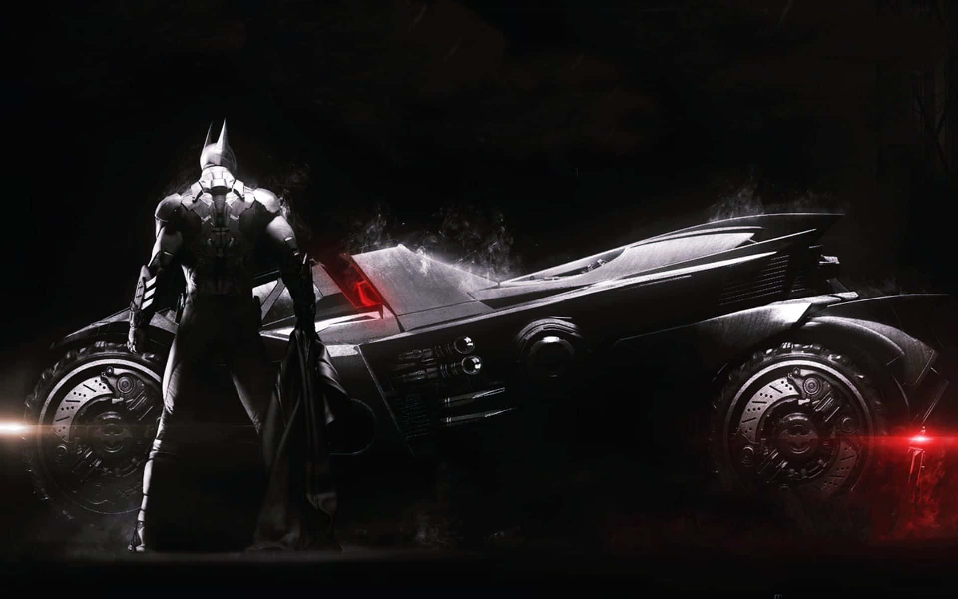 Batmobile Desktop 桌布 壁紙 — 蝙蝠俠站在陰影中，旁邊是他時尚的裝甲蝙蝠車，紅色尾燈在黑暗骯髒的城市夜景中發光。