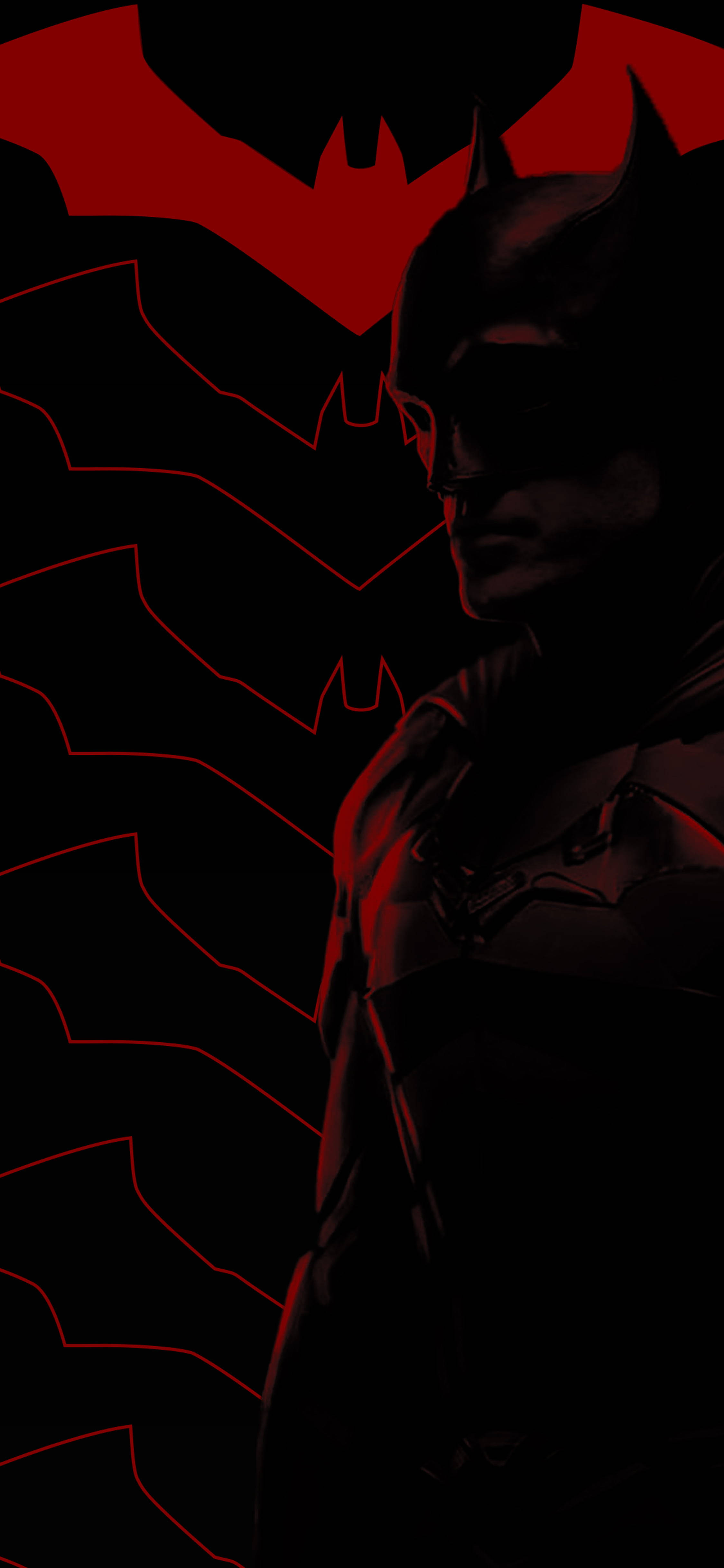 Batman Logo 桌布 壁紙 — 蝙蝠俠站在陰影中，身後有發光的紅色蝙蝠標誌，營造出黑暗而強烈的氛圍。