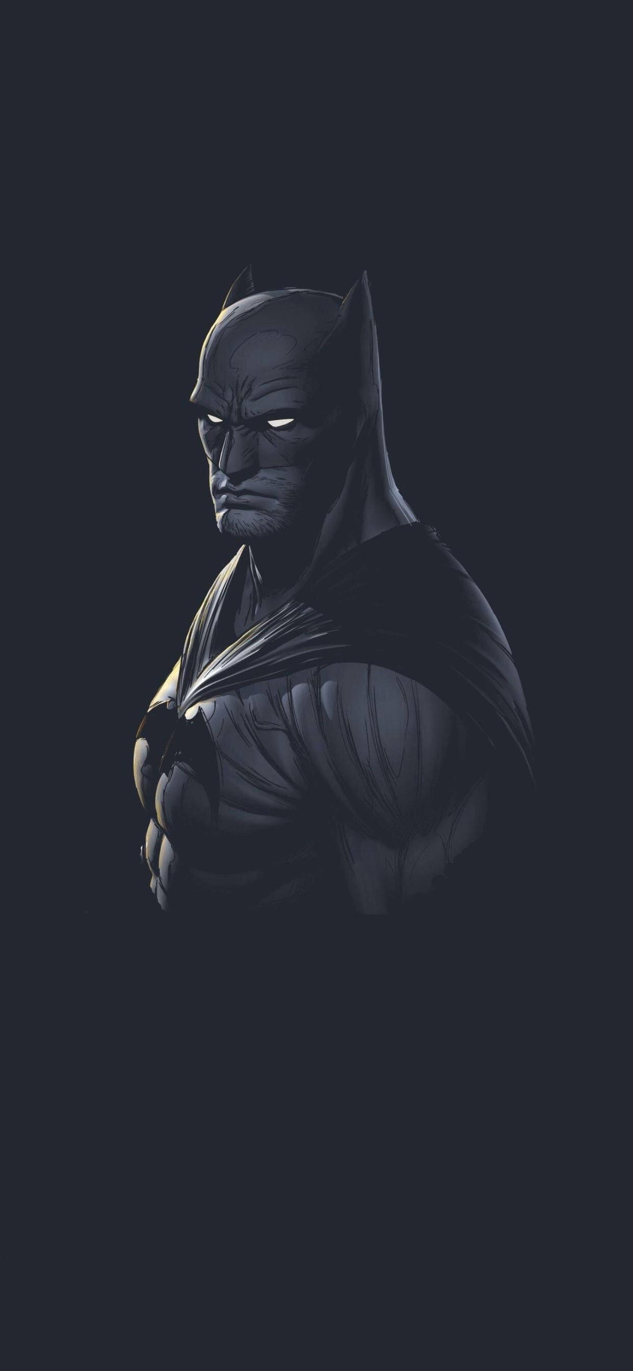 The Batman iPhone 桌布 壁紙 — 蝙蝠俠站在陰影輪廓中，雙眼發光，戴著裝甲頭罩，背景為黑暗。
