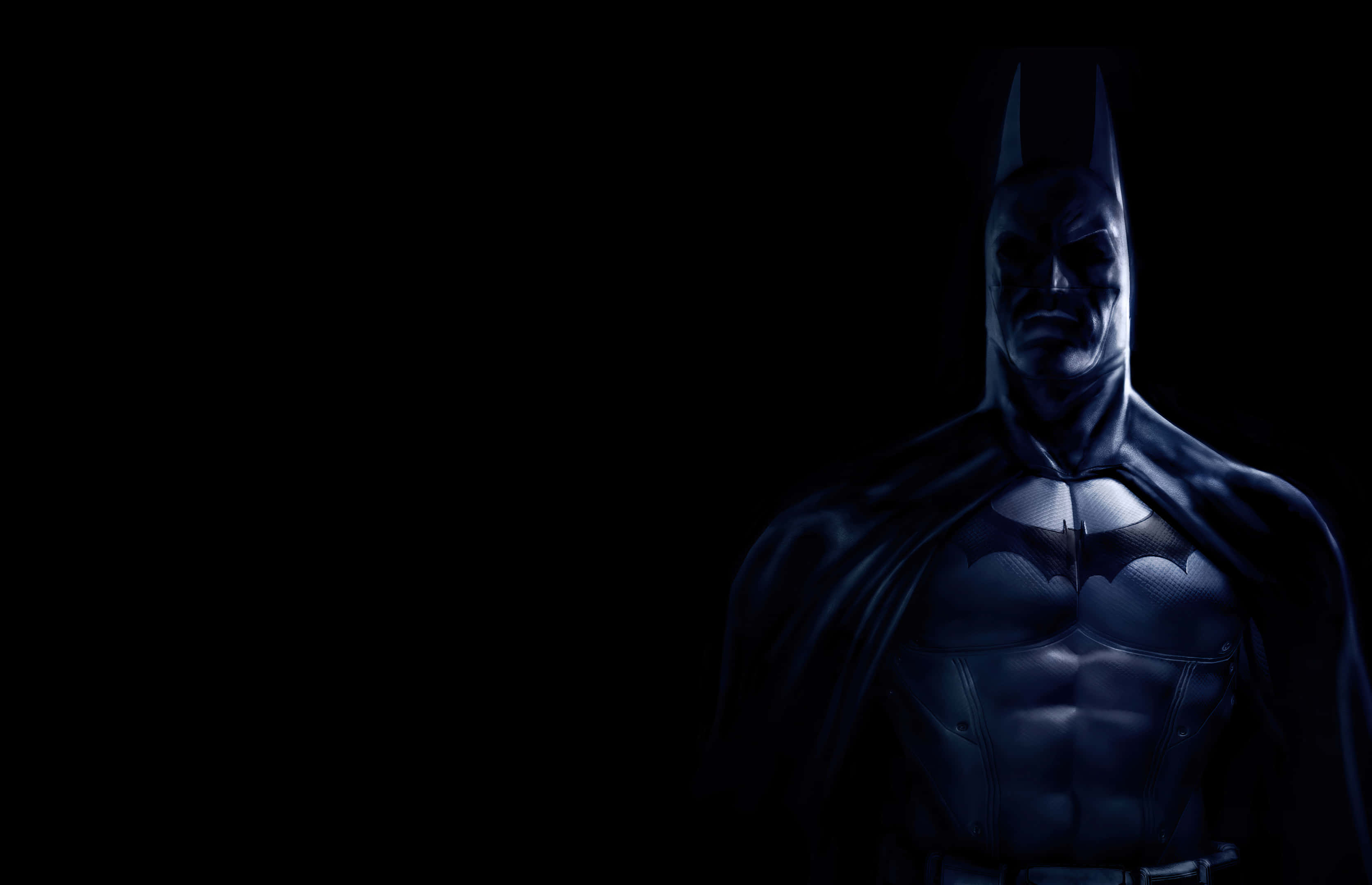 Shadow Of The Bat 桌布 壁紙 — 蝙蝠俠站在陰影黑暗中，冷酷的藍光照亮他嚴峻的目光，突顯他的裝甲戰衣和披風。