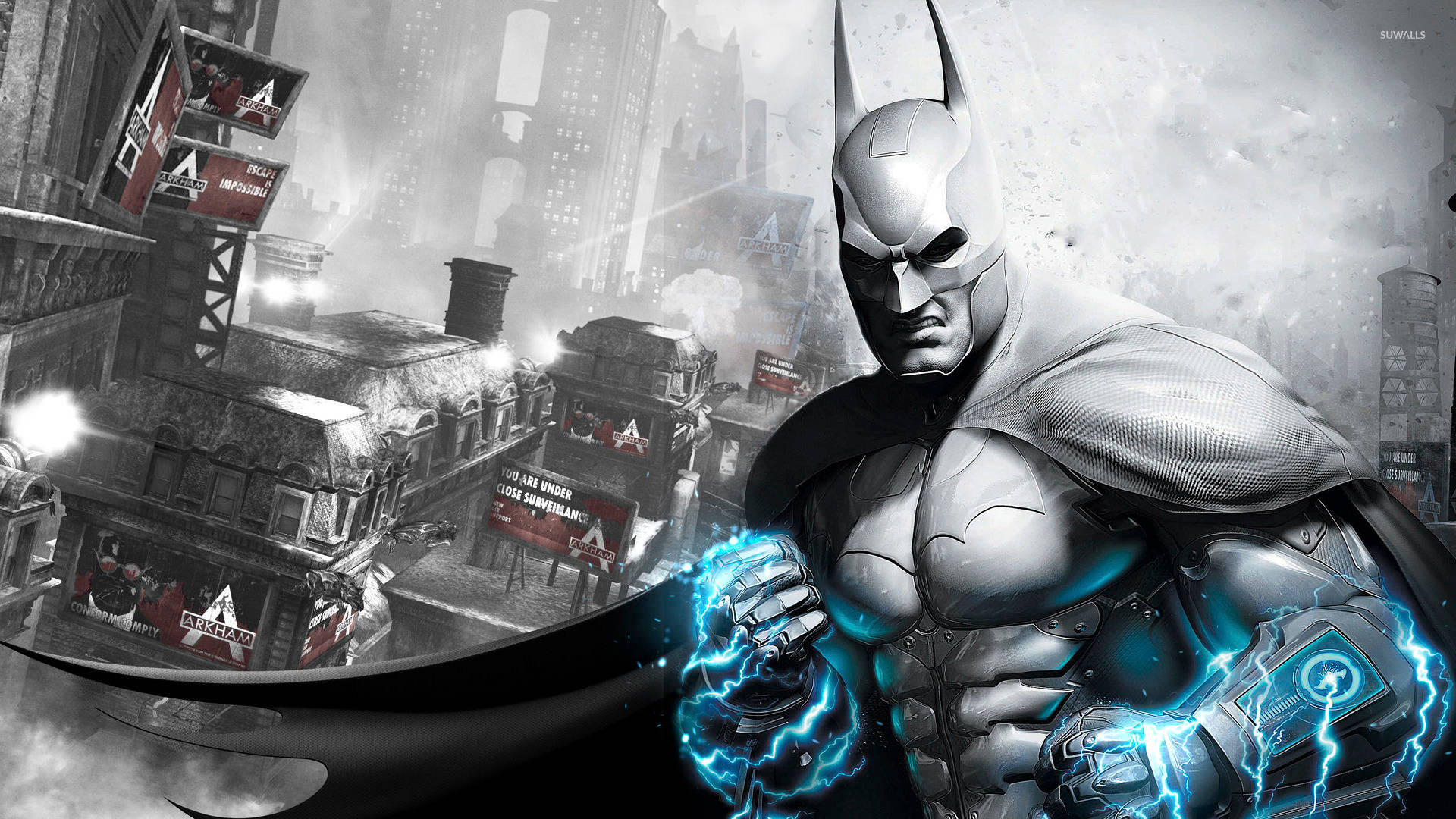 Batman Arkham City 桌布 壁紙 — 蝙蝠俠站在陰暗的城市天際線中，拳頭散發出藍色發光的能量。