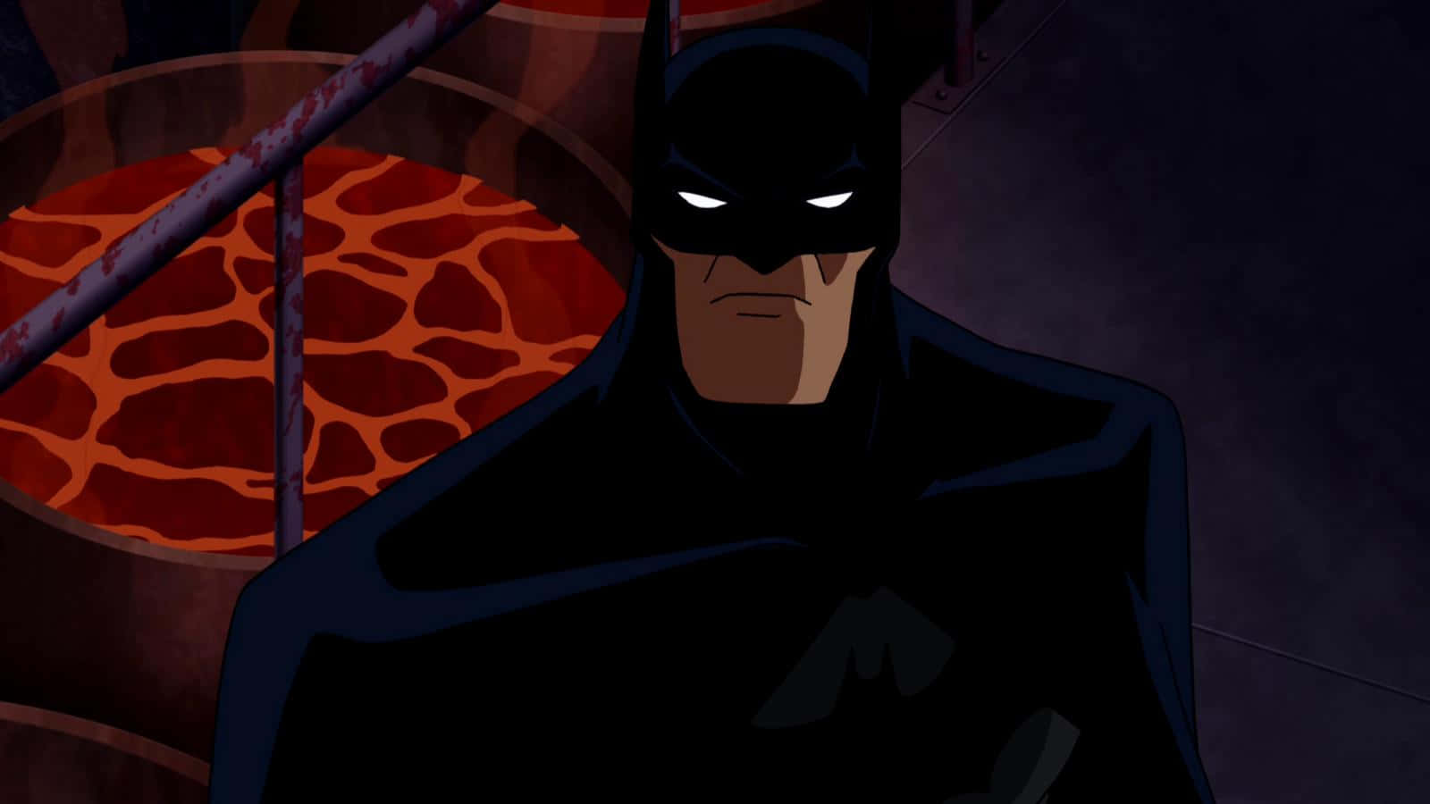 Batman Under The Red Hood 桌布 壁紙 — 蝙蝠俠站在陰暗的幽暗中，雙眼發出白光，旁邊有一個冒泡的紅色熔岩狀液體池。