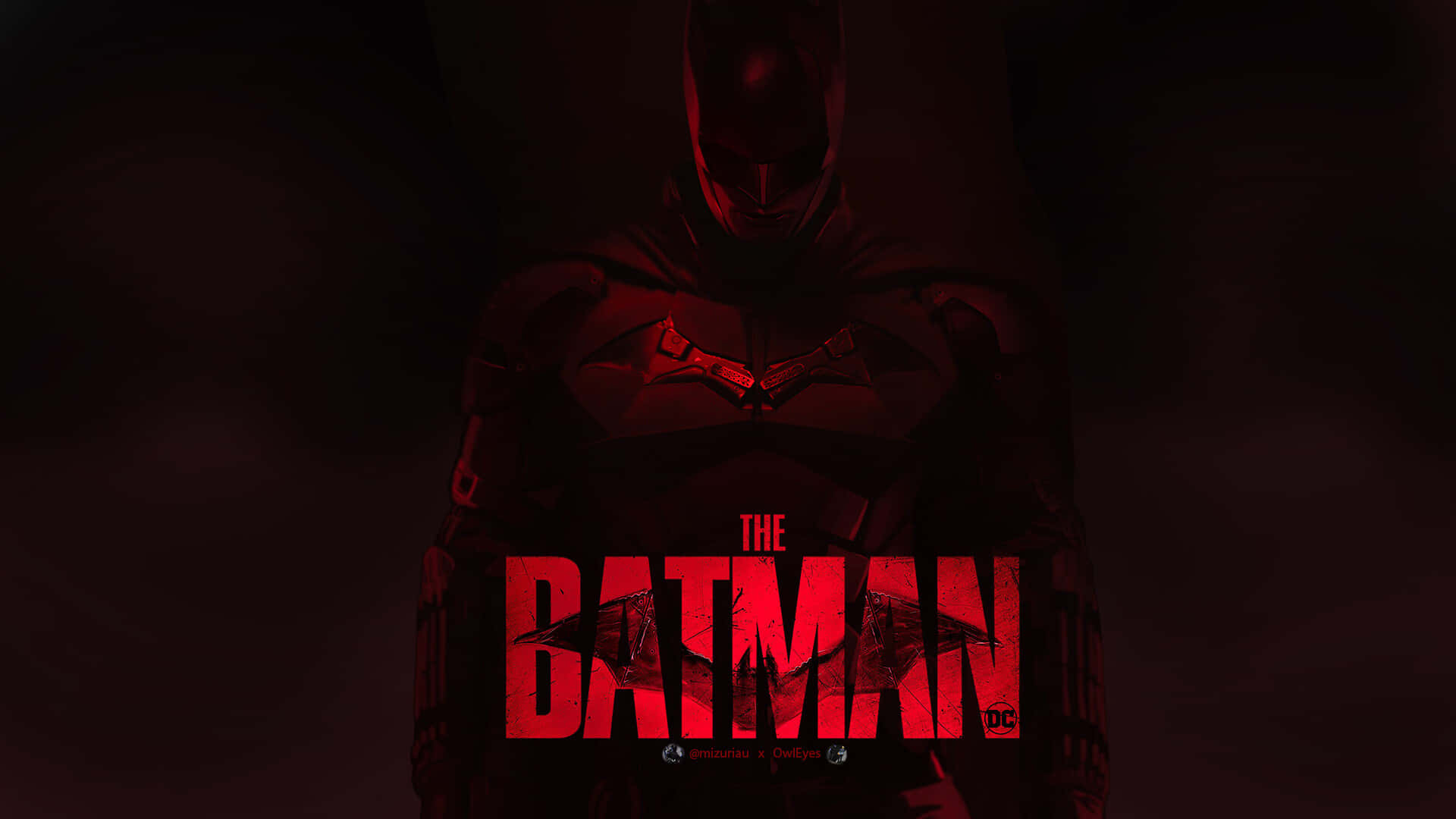 Batmobile Desktop 桌布 壁紙 — 蝙蝠俠站在陰暗的紅光中，他的頭罩下方閃爍著「THE BATMAN」標題。