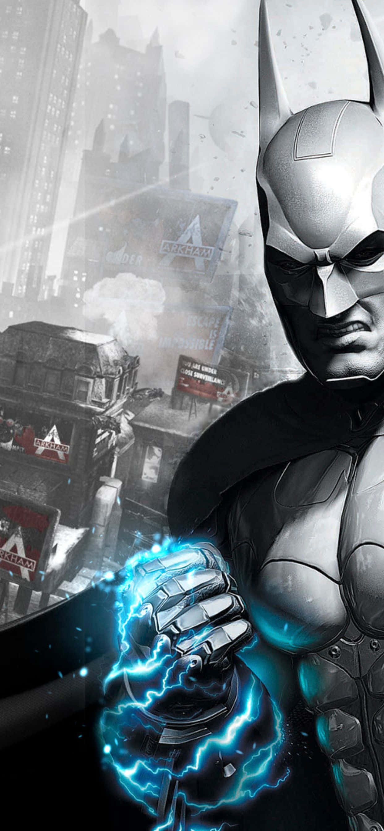iPhone Xs Max Batman Arkham City 桌布 壁紙 — 蝙蝠俠站在陰暗的高譚市景觀中，握著發光的藍色能量拳頭，雨水落在受損的建築物上。