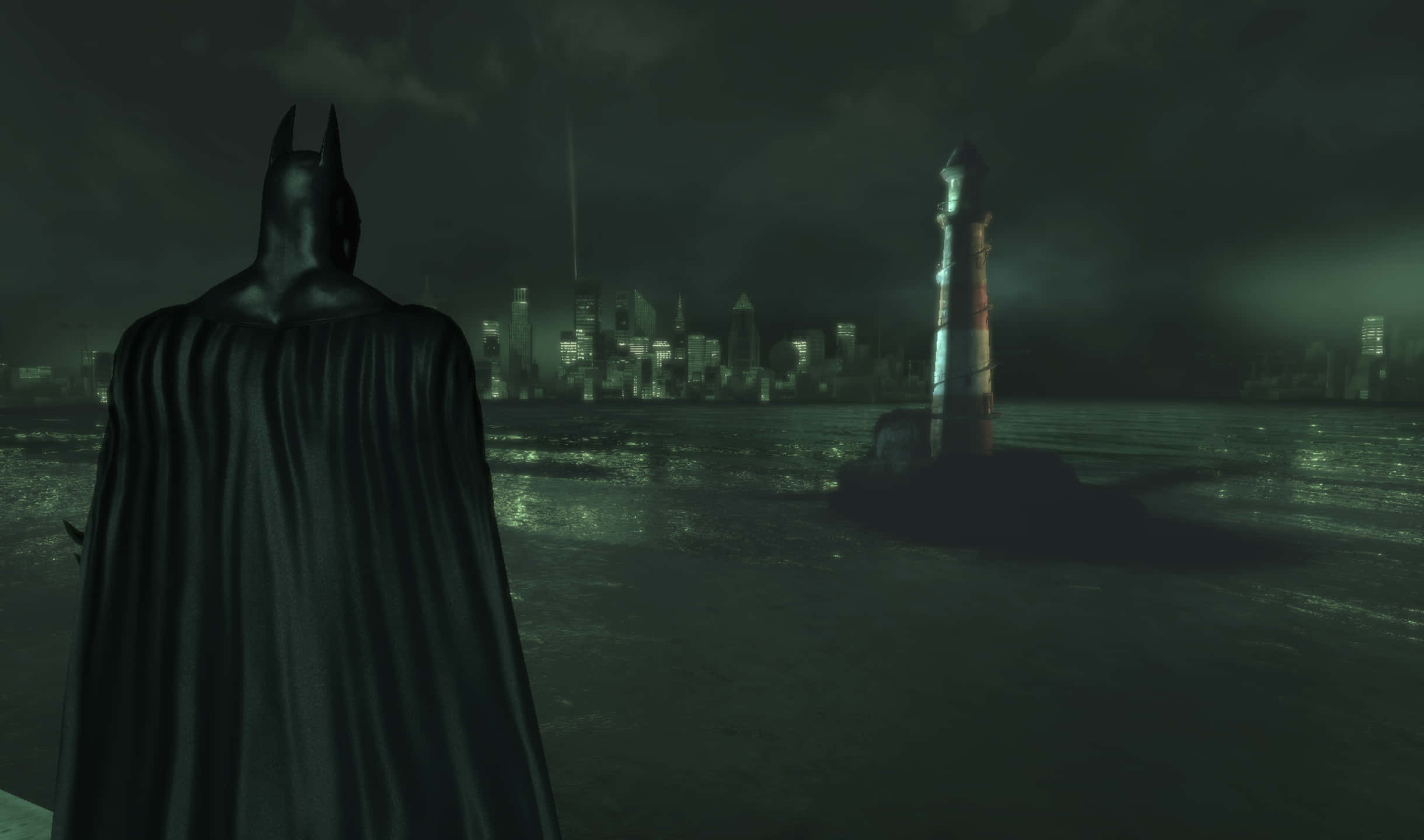2440x1440 Batman Arkham City 桌布 壁紙 — 蝙蝠俠站在雨中，凝視著暴風雨夜空下黑暗城市天際線附近一座發光的燈塔。