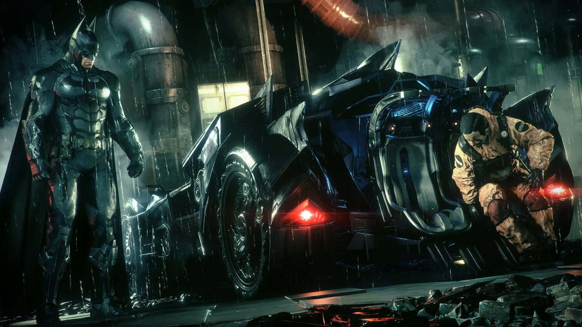 1920 X 1080 Batman 桌布 壁紙 — 蝙蝠俠站在雨中，旁邊是他裝甲的蝙蝠車，一名士兵蹲在骯髒的城市小巷中發光的紅燈附近。