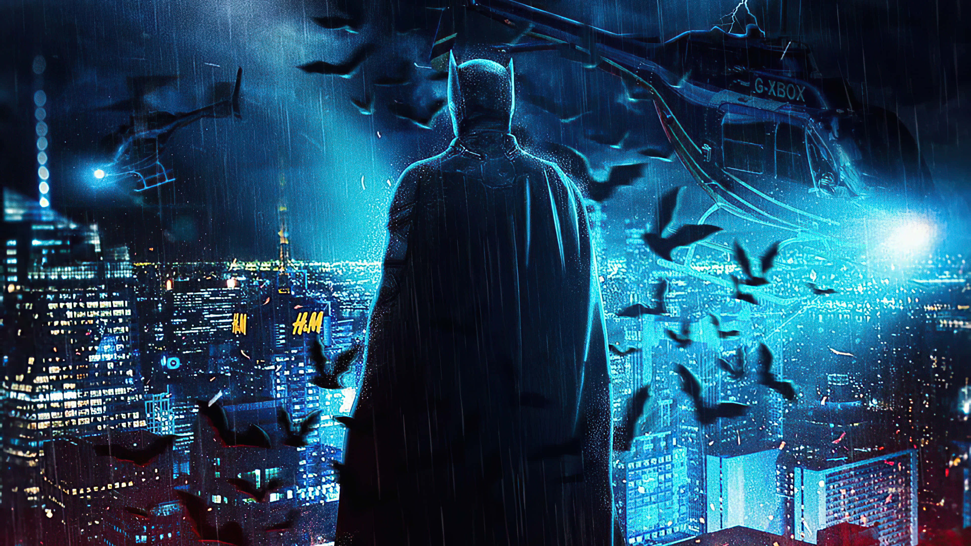 Gotham City 桌布 壁紙 — 蝙蝠俠站在雨中的高譚市夜晚，蝙蝠飛翔，直升機在霓虹燈閃爍的摩天大樓上空盤旋。