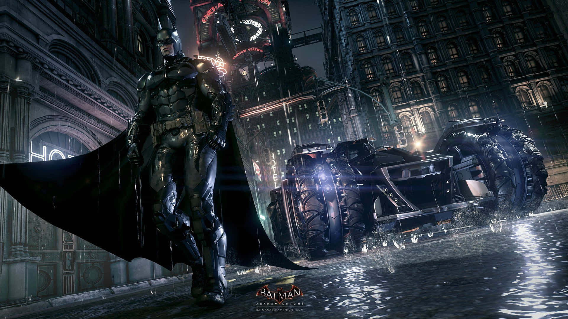 1920 X 1080 Batman 桌布 壁紙 — 蝙蝠俠站在雨濕的高譚市街道上，在他裝甲的蝙蝠車旁邊，夜晚霓虹燈照亮的建築物下。