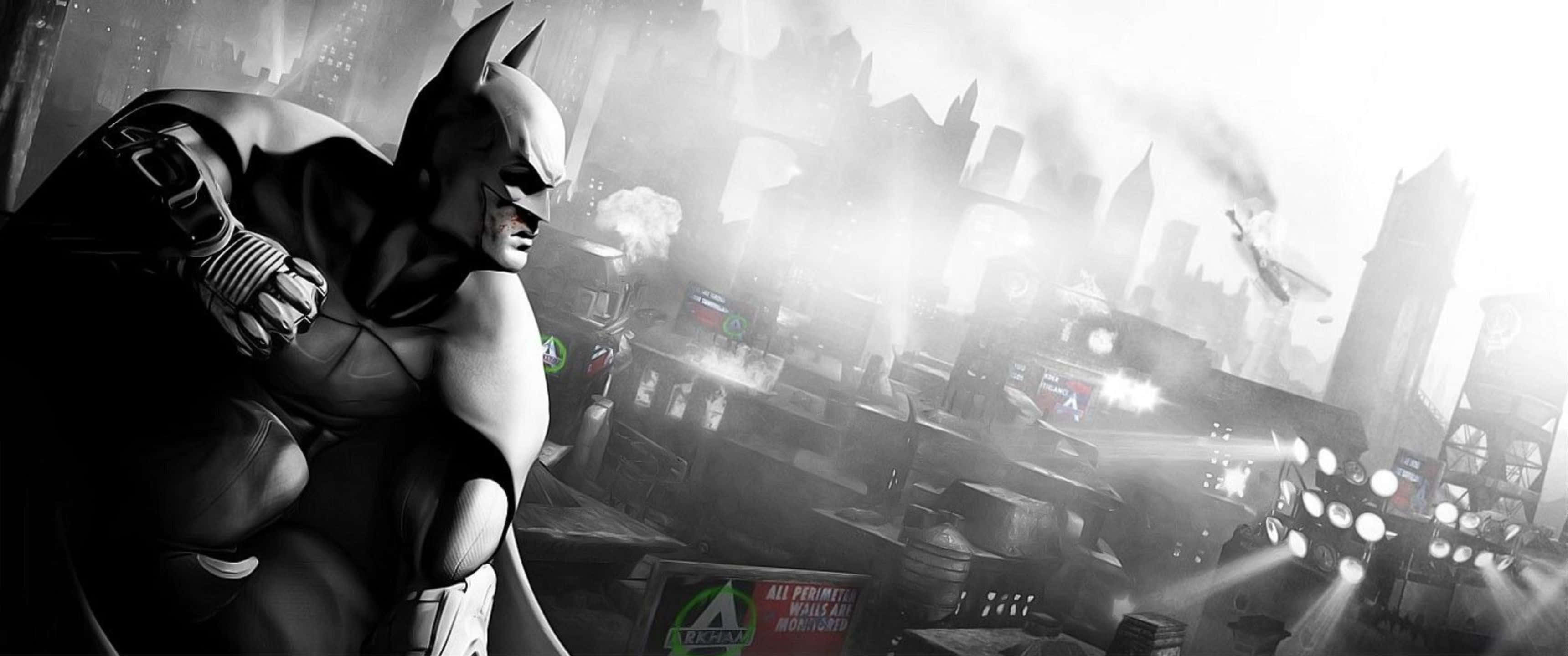 3440x1440p Batman Arkham City 桌布 壁紙 — 蝙蝠俠站在高譚市一條骯髒濕滑的小巷中，一架蝙蝠飛機正飛過煙霧瀰漫的城市天際線。